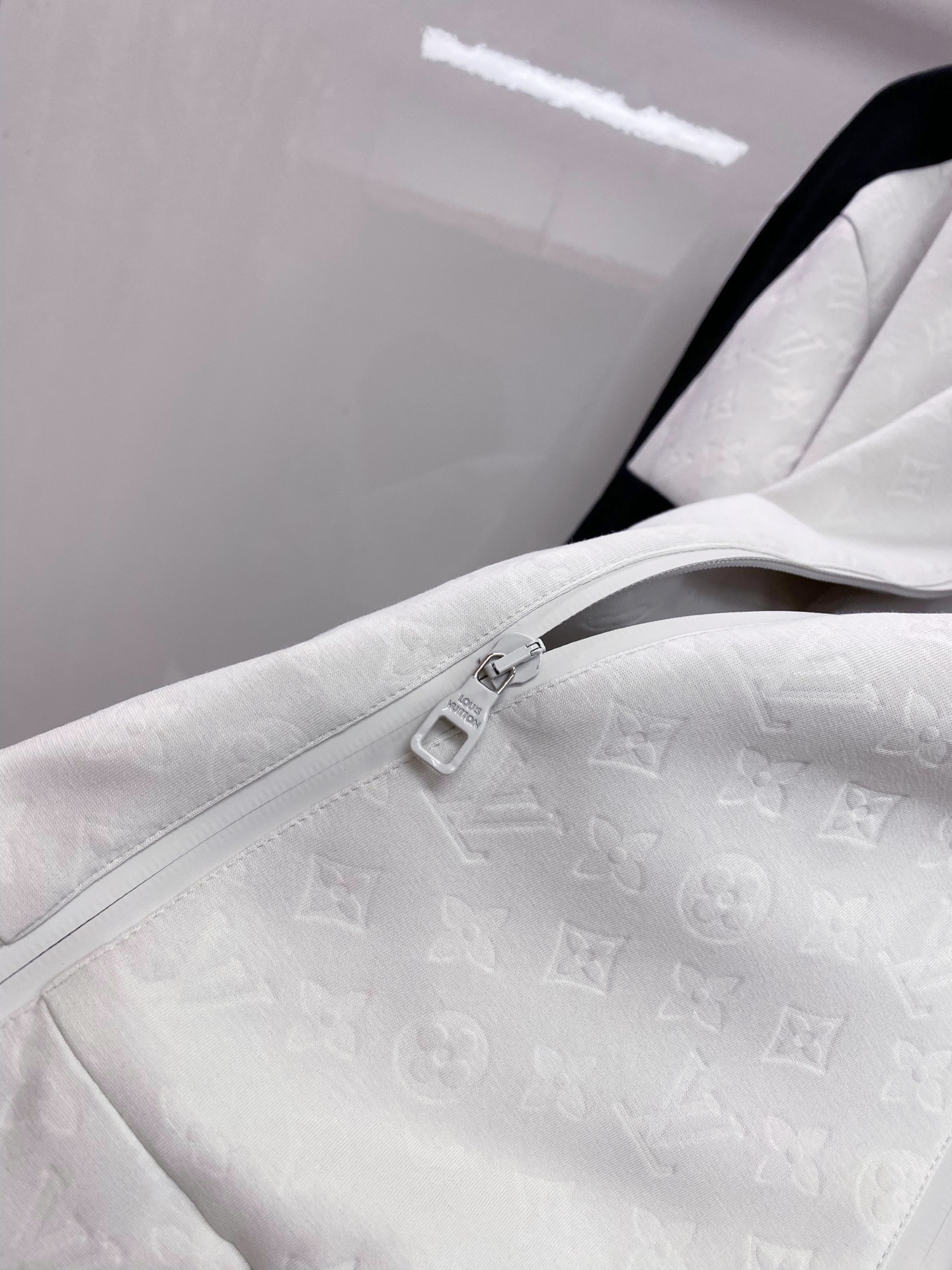 LV 2026ss春季新款立领夹克外套全高端版本！高定专柜面料辅料，透气舒适度高，细节无可挑剔，做工考究