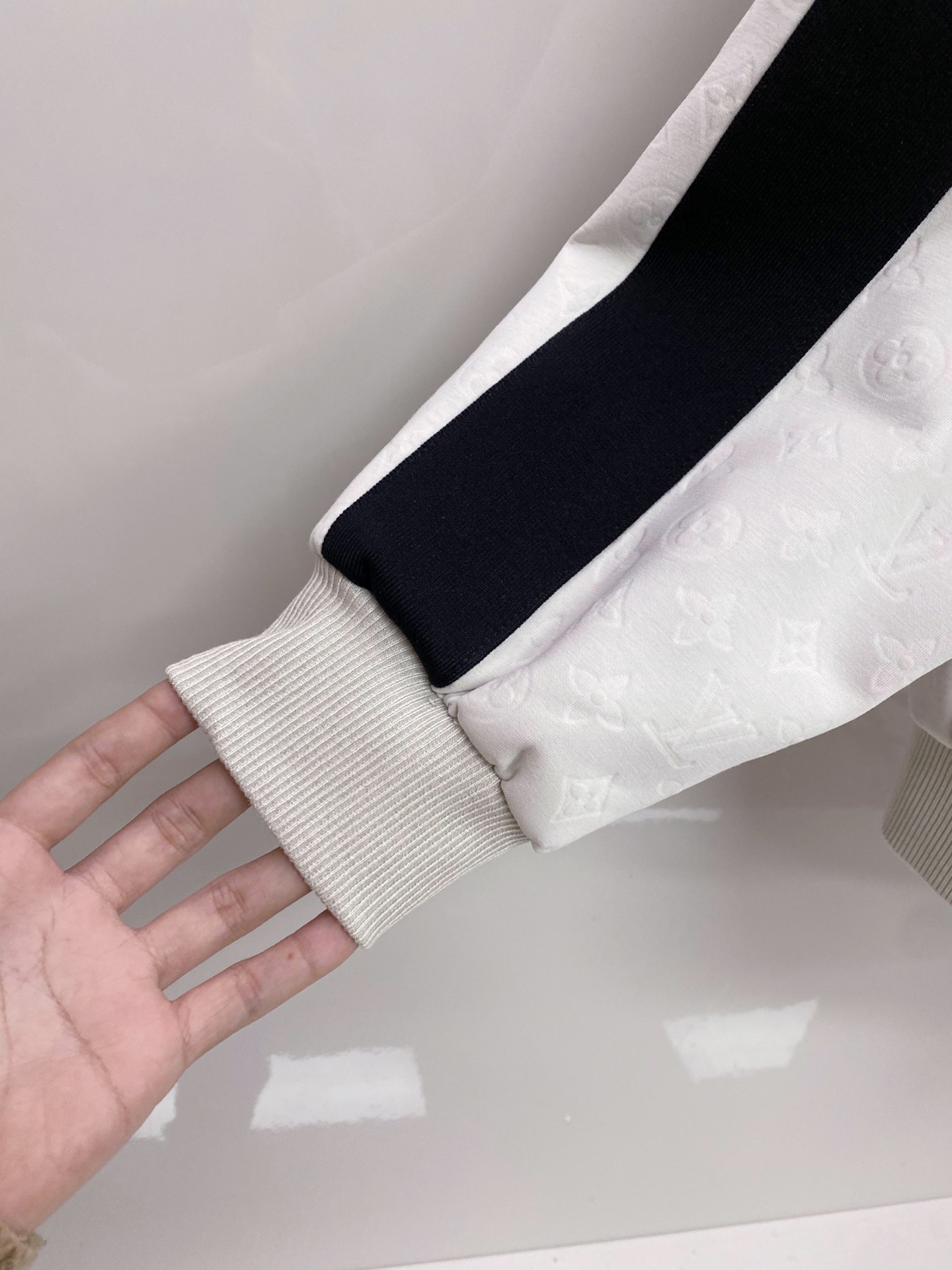 LV 2026ss春季新款立领夹克外套全高端版本！高定专柜面料辅料，透气舒适度高，细节无可挑剔，做工考究