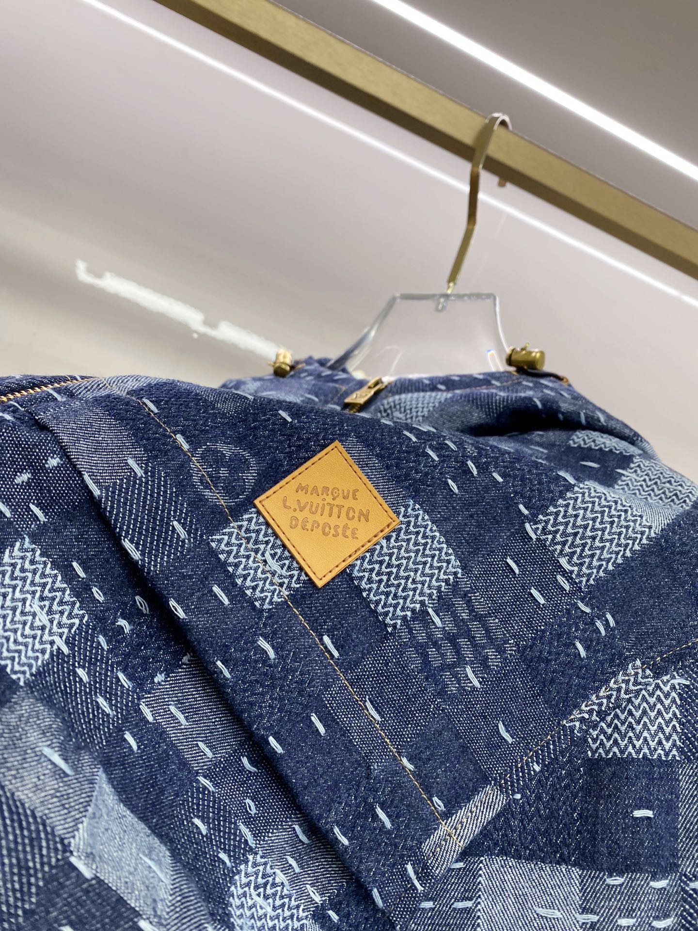 LV 2026ss春季新款夹克外套全高端版本！高定专柜面料辅料，透气舒适度高，细节无可挑剔，做工考究工艺