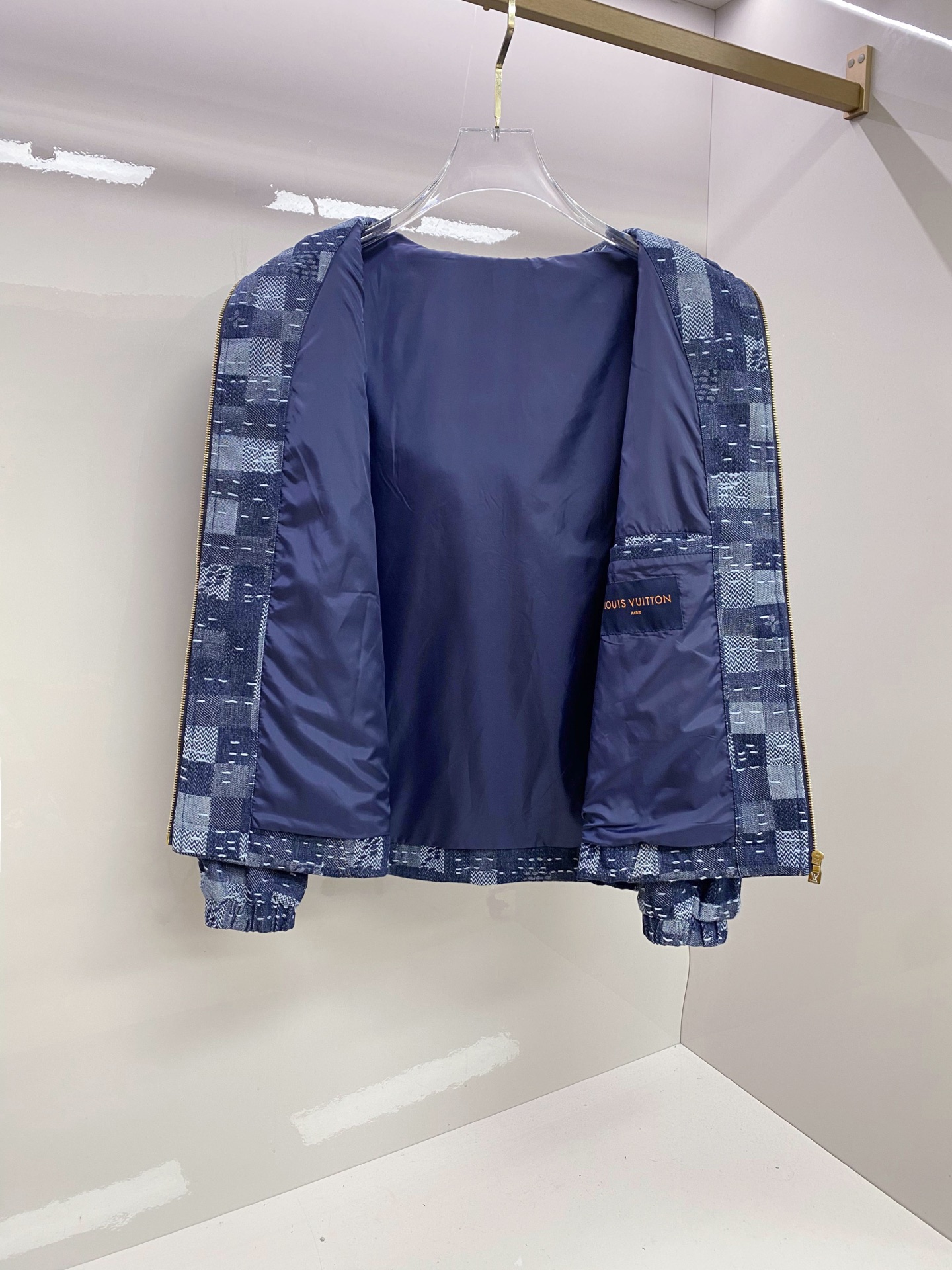LV 2026ss春季新款夹克外套全高端版本！高定专柜面料辅料，透气舒适度高，细节无可挑剔，做工考究工艺