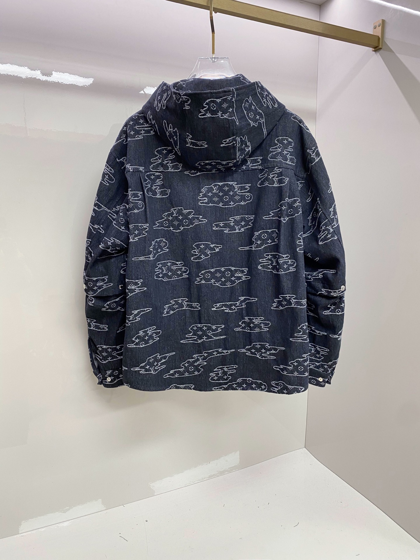 LV 2026ss春季新款夹克牛仔外套全高端版本！高定专柜面料辅料，透气舒适度高，细节无可挑剔，做工考究