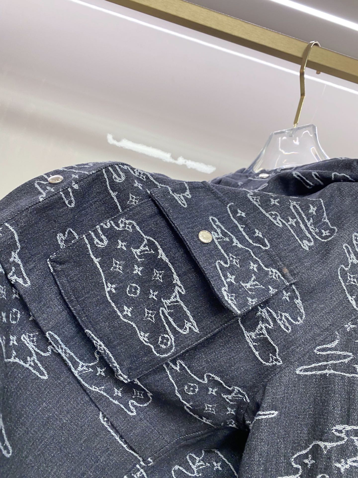 LV 2026ss春季新款夹克牛仔外套全高端版本！高定专柜面料辅料，透气舒适度高，细节无可挑剔，做工考究