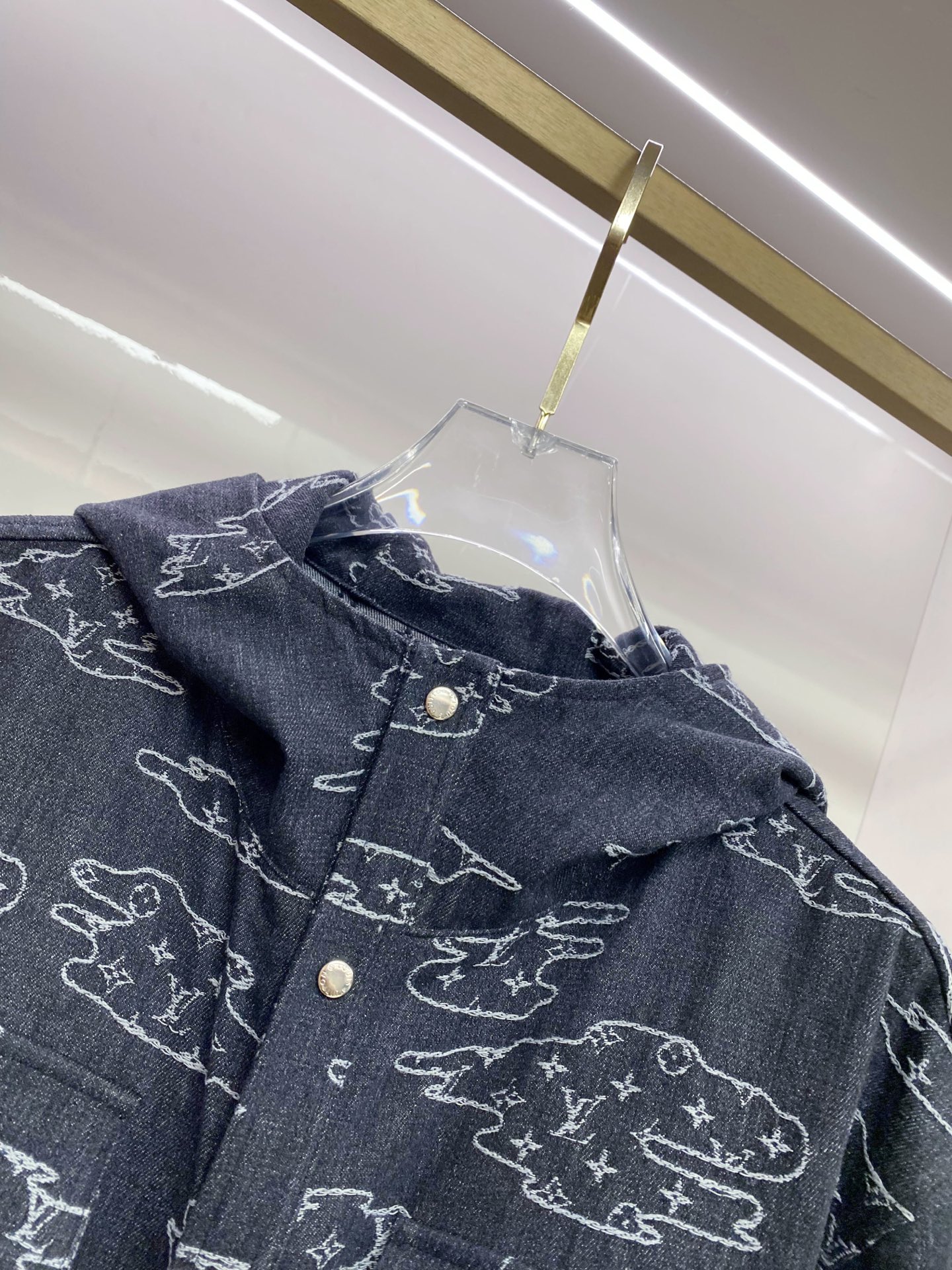 LV 2026ss春季新款夹克牛仔外套全高端版本！高定专柜面料辅料，透气舒适度高，细节无可挑剔，做工考究