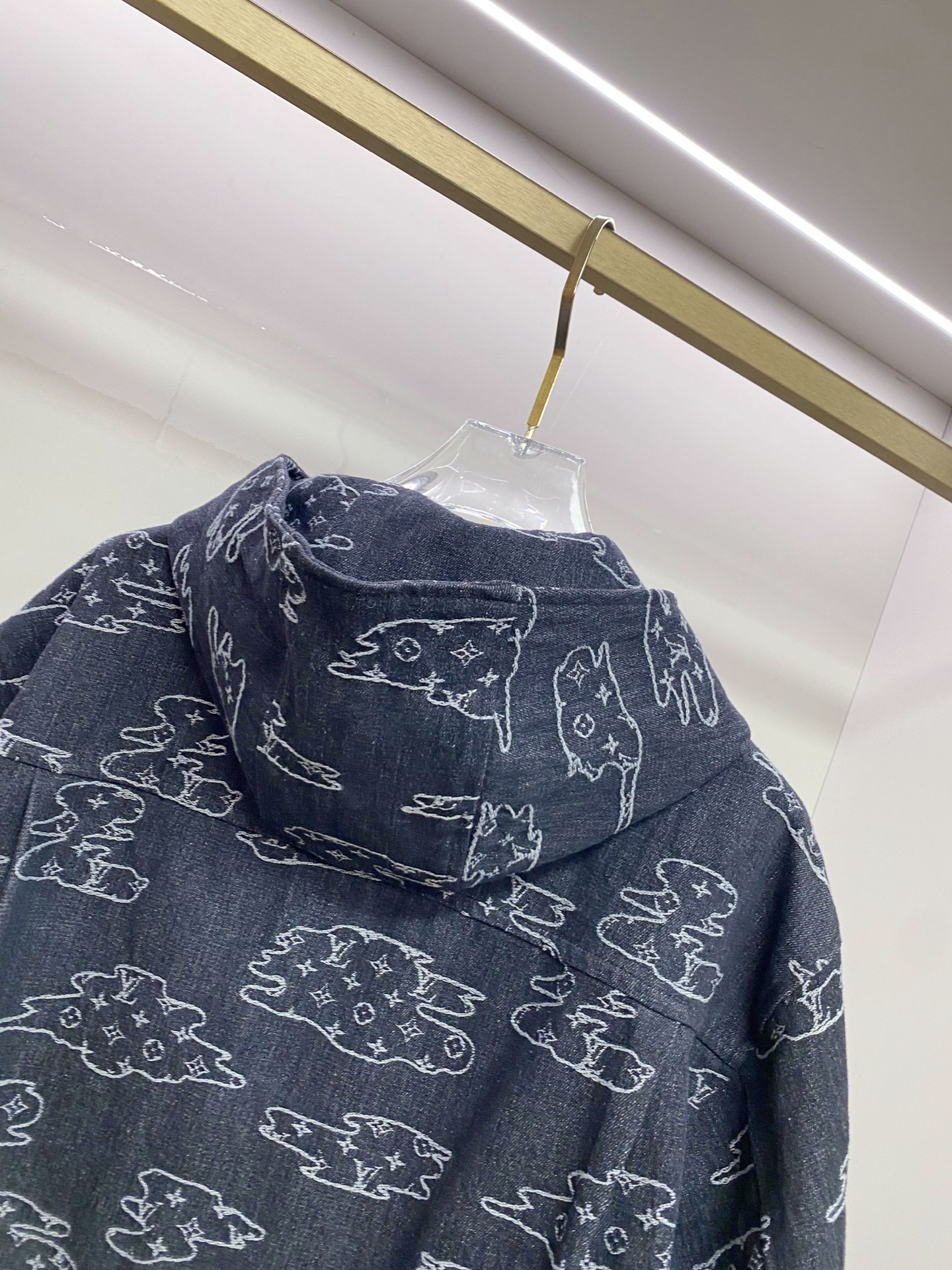 LV 2026ss春季新款夹克牛仔外套全高端版本！高定专柜面料辅料，透气舒适度高，细节无可挑剔，做工考究