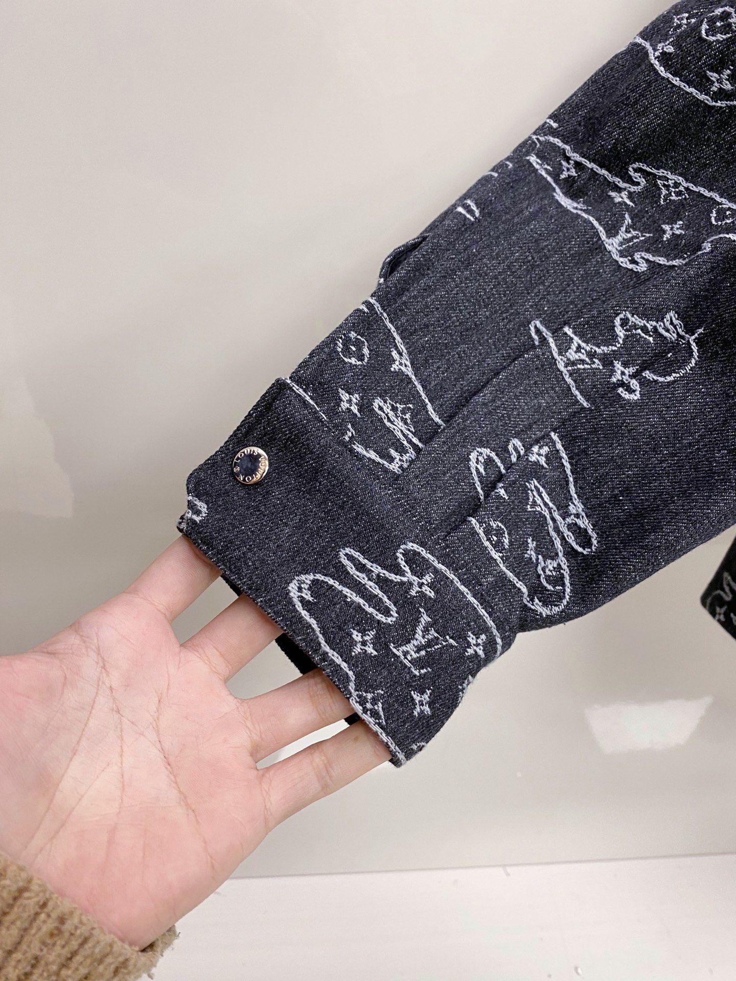 LV 2026ss春季新款夹克牛仔外套全高端版本！高定专柜面料辅料，透气舒适度高，细节无可挑剔，做工考究