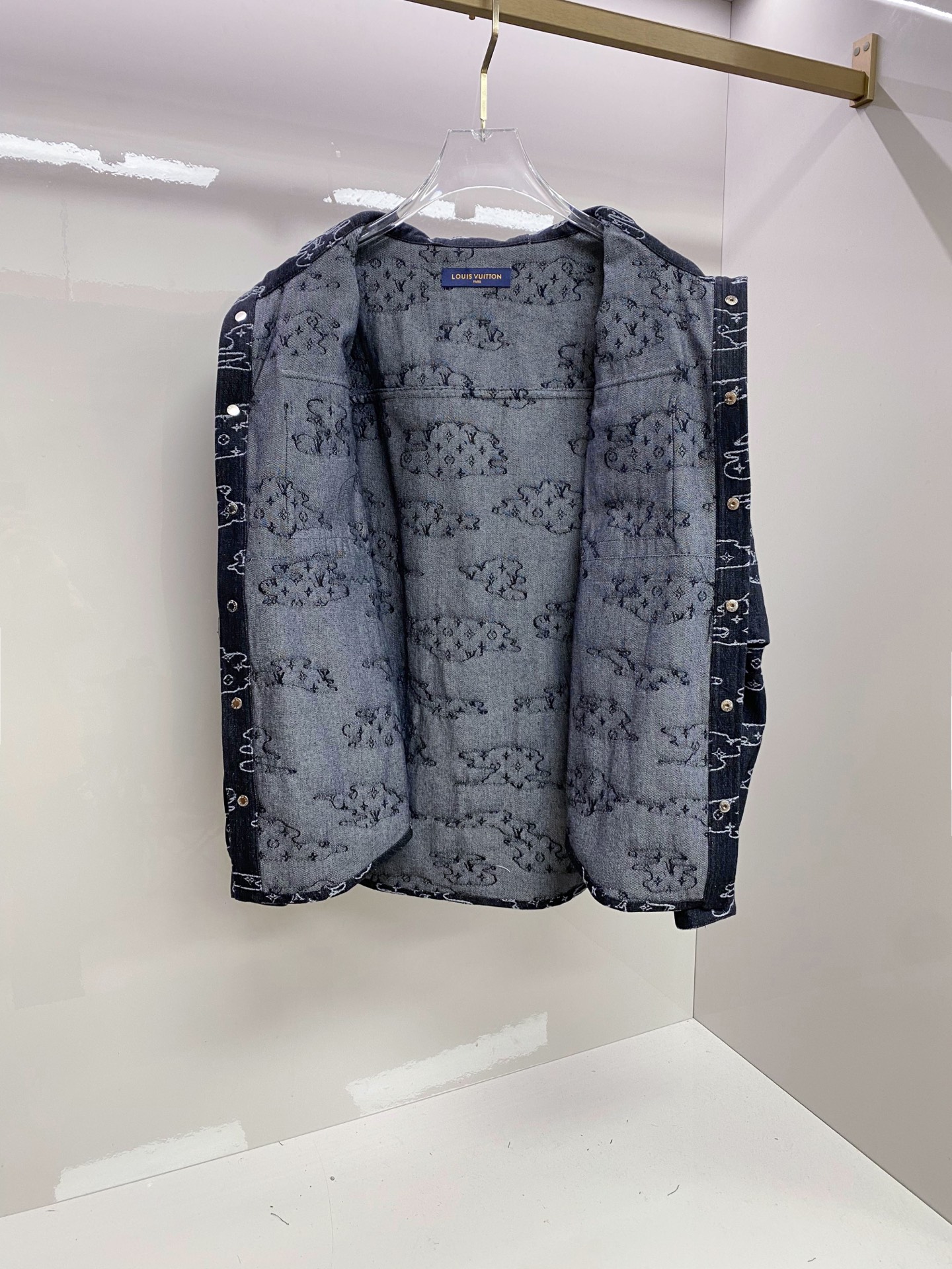 LV 2026ss春季新款夹克牛仔外套全高端版本！高定专柜面料辅料，透气舒适度高，细节无可挑剔，做工考究