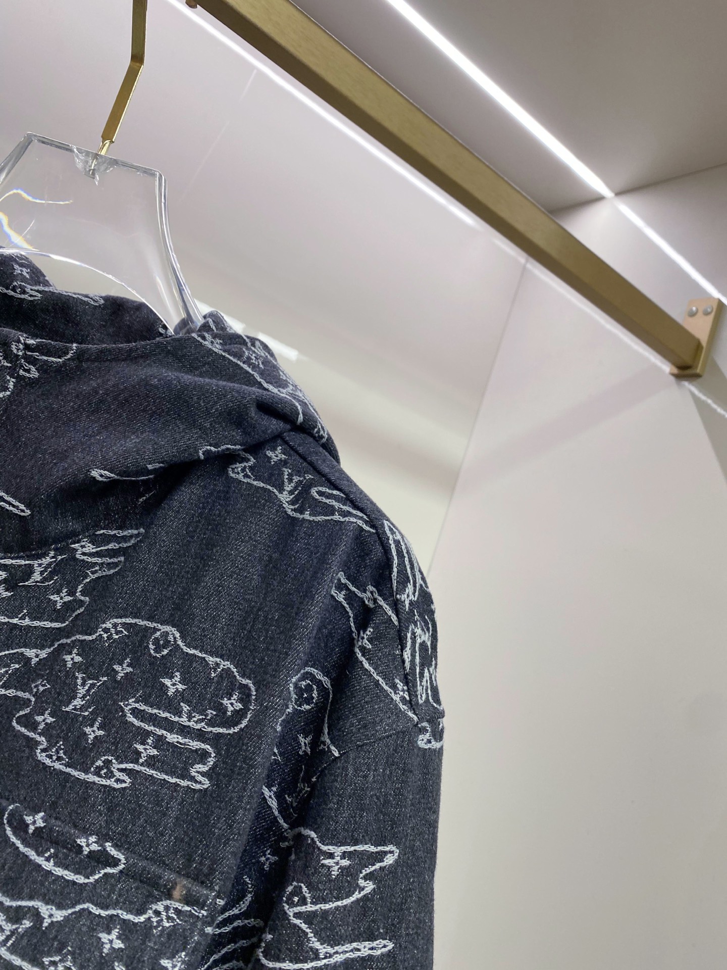 LV 2026ss春季新款夹克牛仔外套全高端版本！高定专柜面料辅料，透气舒适度高，细节无可挑剔，做工考究