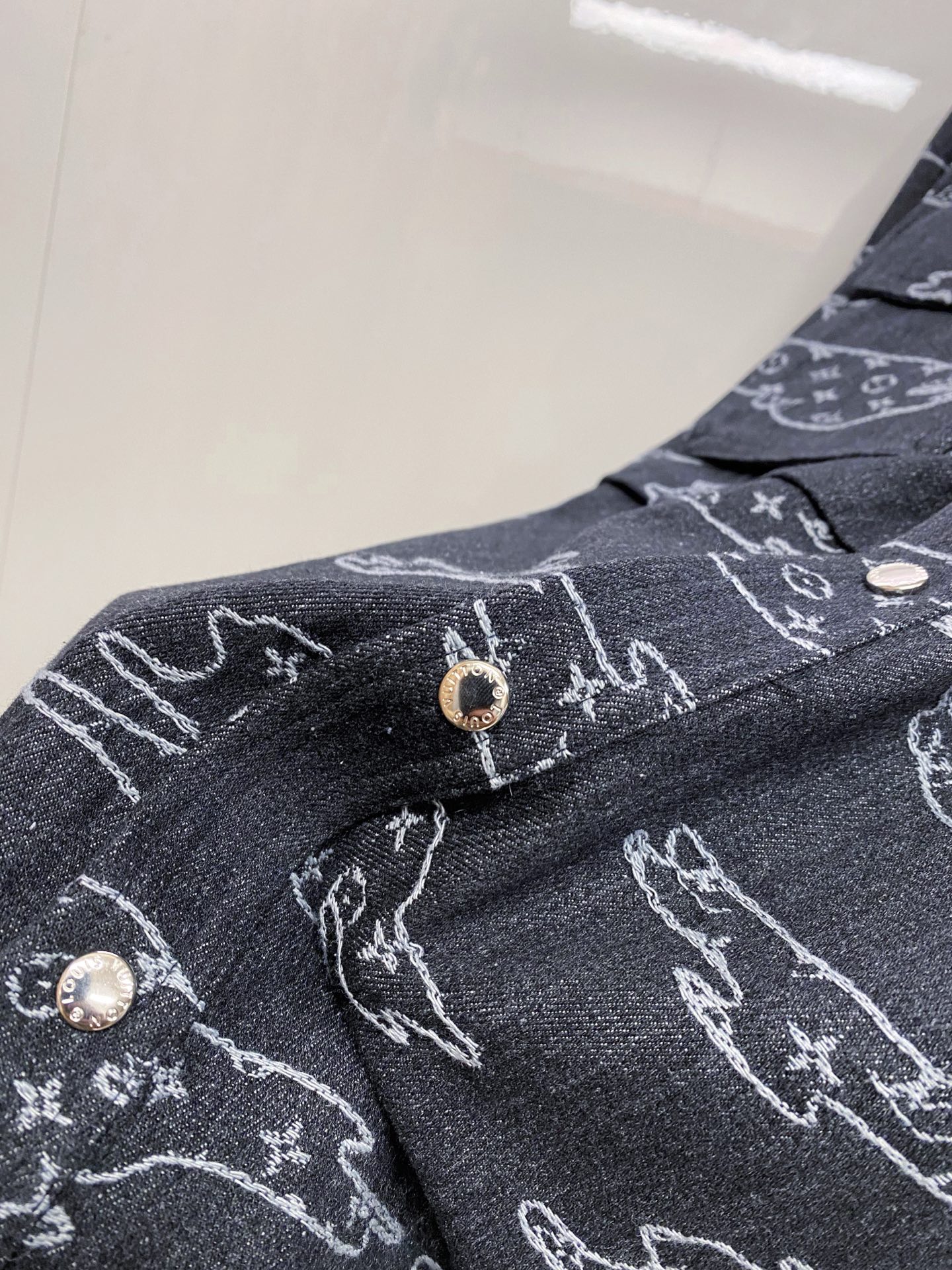 LV 2026ss春季新款夹克牛仔外套全高端版本！高定专柜面料辅料，透气舒适度高，细节无可挑剔，做工考究