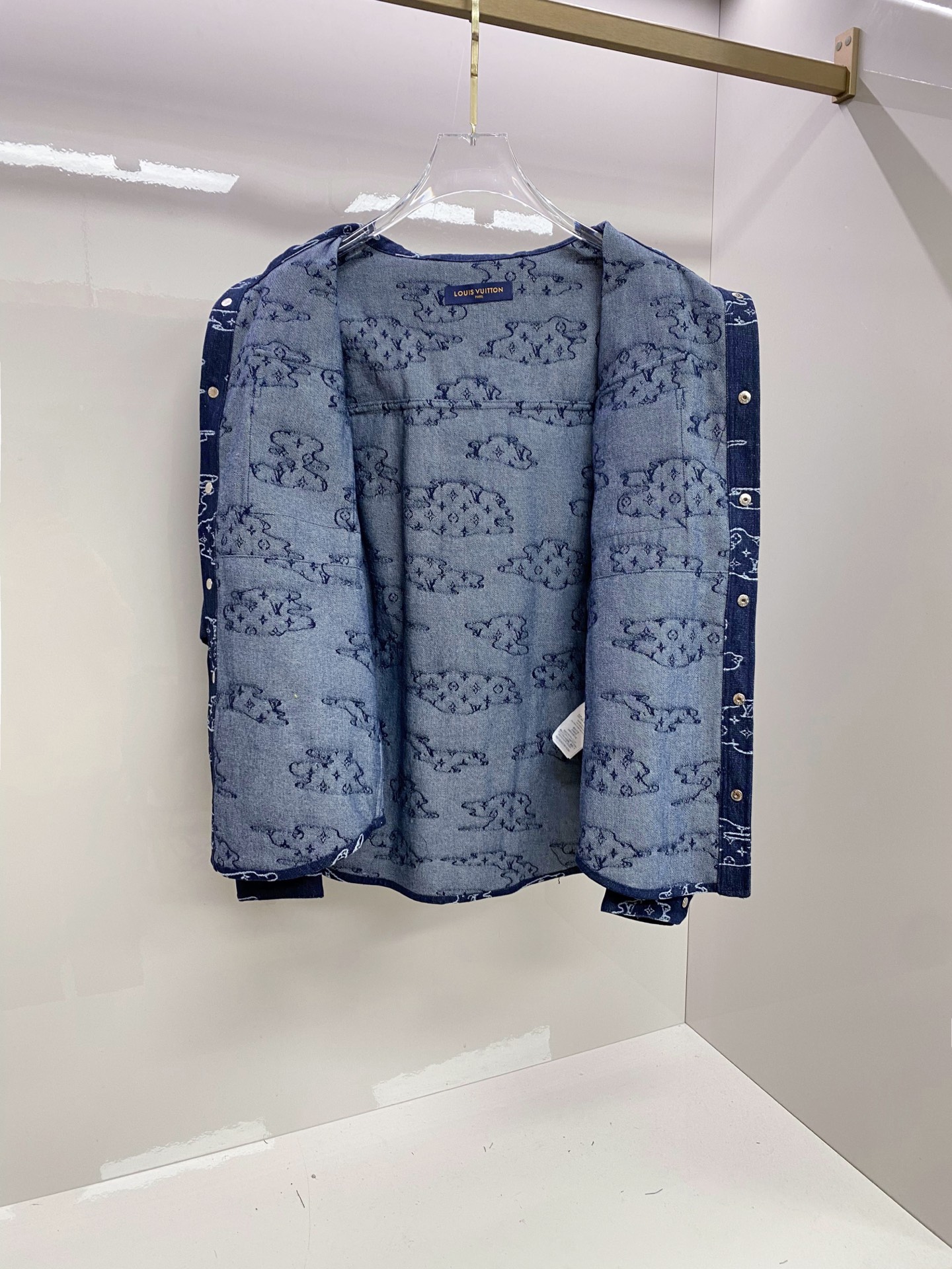 LV 2026ss春季新款夹克牛仔外套全高端版本！高定专柜面料辅料，透气舒适度高，细节无可挑剔，做工考究