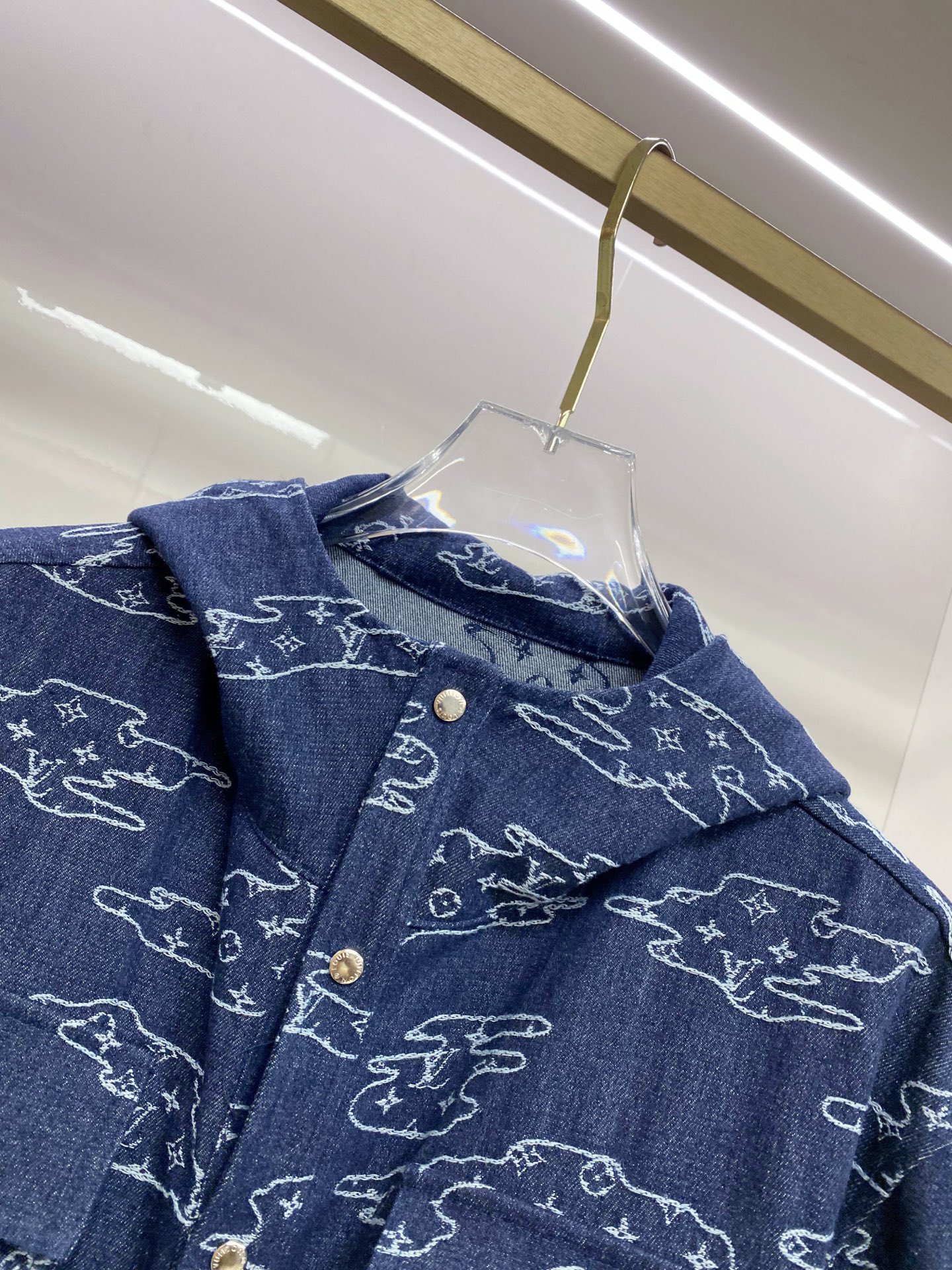 LV 2026ss春季新款夹克牛仔外套全高端版本！高定专柜面料辅料，透气舒适度高，细节无可挑剔，做工考究