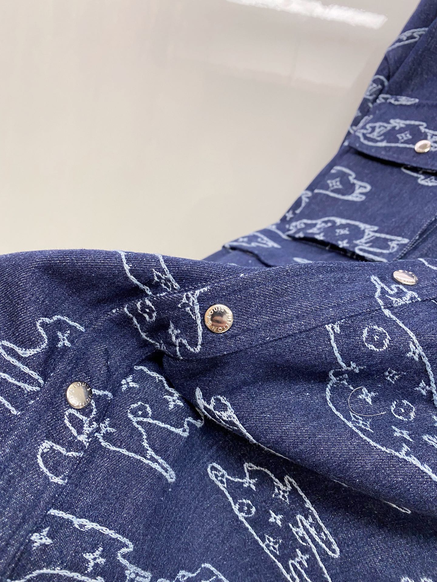 LV 2026ss春季新款夹克牛仔外套全高端版本！高定专柜面料辅料，透气舒适度高，细节无可挑剔，做工考究