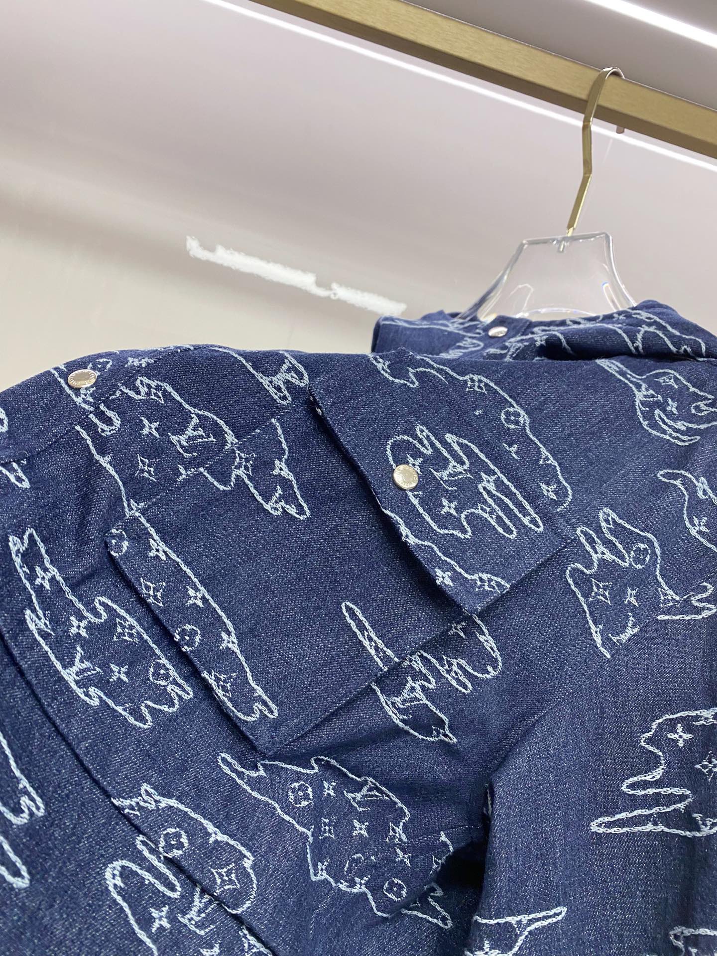 LV 2026ss春季新款夹克牛仔外套全高端版本！高定专柜面料辅料，透气舒适度高，细节无可挑剔，做工考究