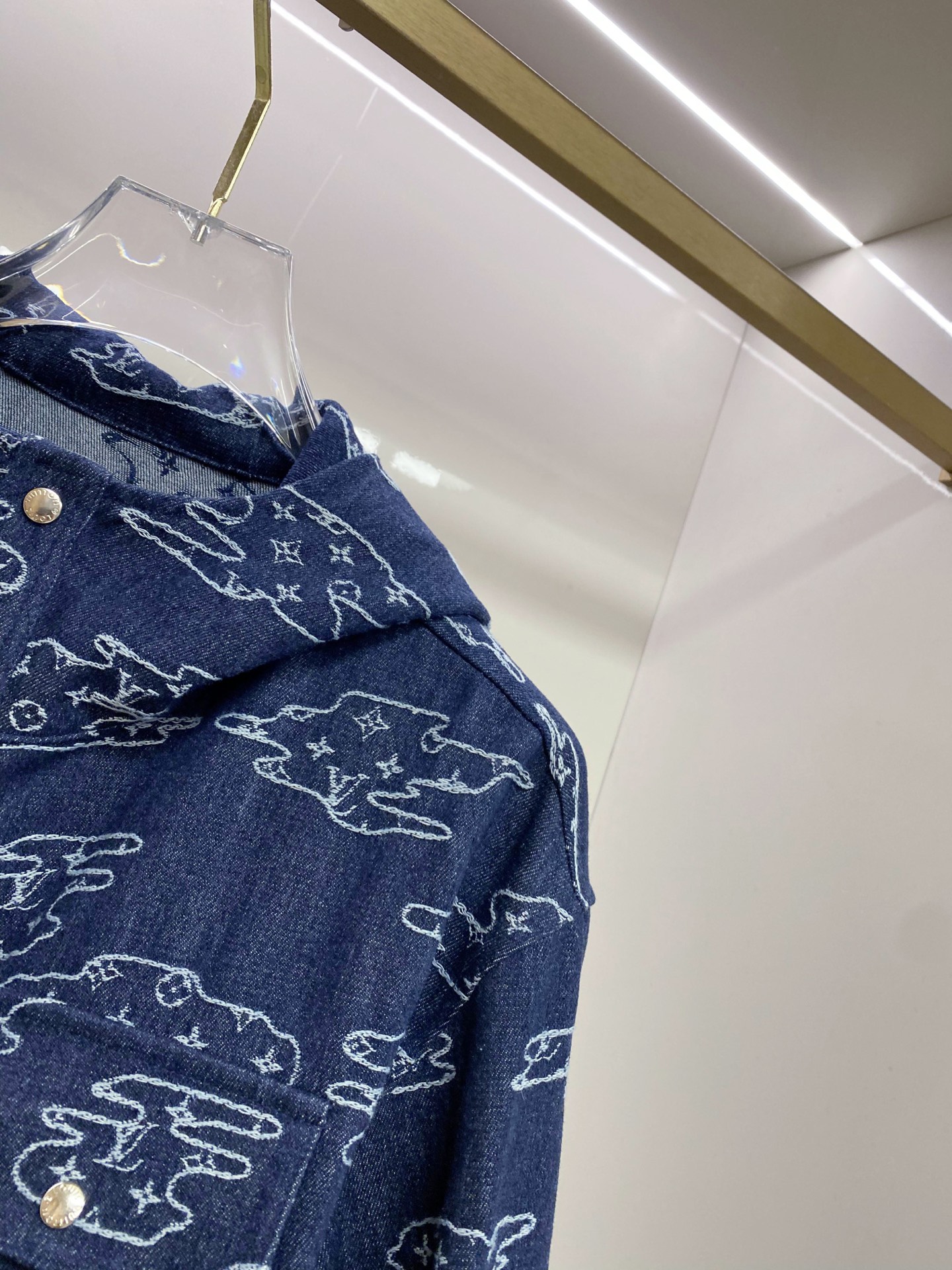 LV 2026ss春季新款夹克牛仔外套全高端版本！高定专柜面料辅料，透气舒适度高，细节无可挑剔，做工考究