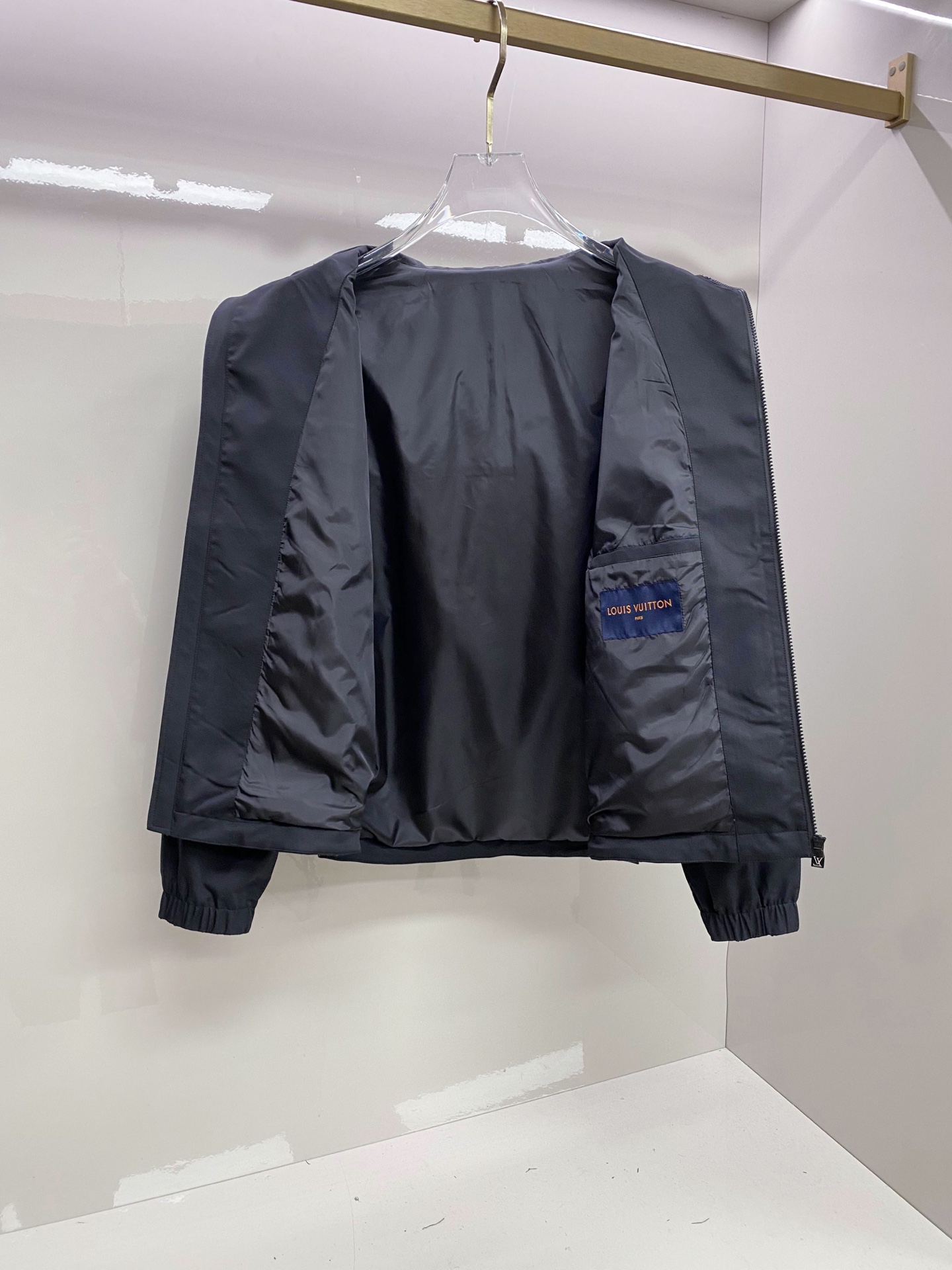 LV 2026ss春季新款夹克外套全高端版本！高定专柜面料辅料，透气舒适度高，细节无可挑剔，做工考究工艺