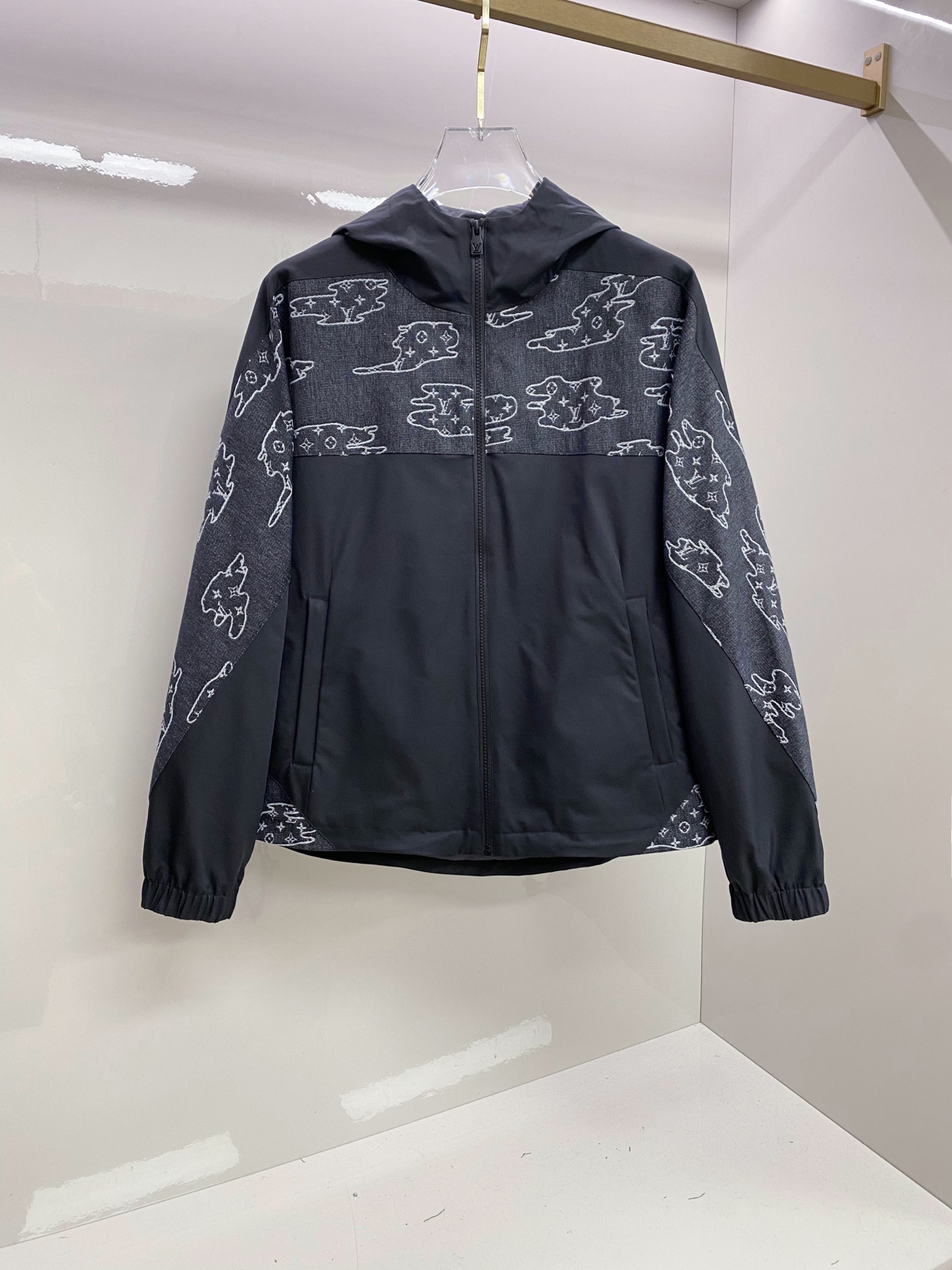 LV 2026ss春季新款夹克外套全高端版本！高定专柜面料辅料，透气舒适度高，细节无可挑剔，做工考究工艺