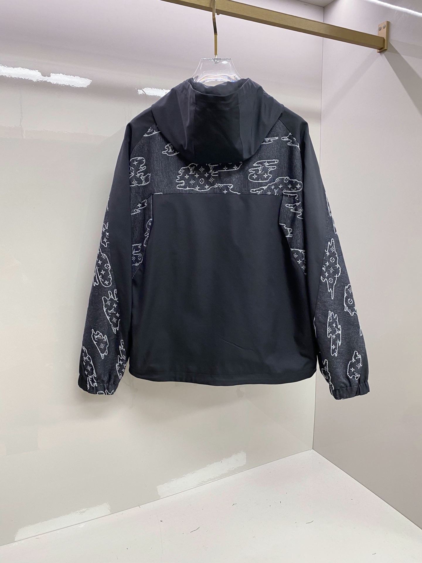 LV 2026ss春季新款夹克外套全高端版本！高定专柜面料辅料，透气舒适度高，细节无可挑剔，做工考究工艺