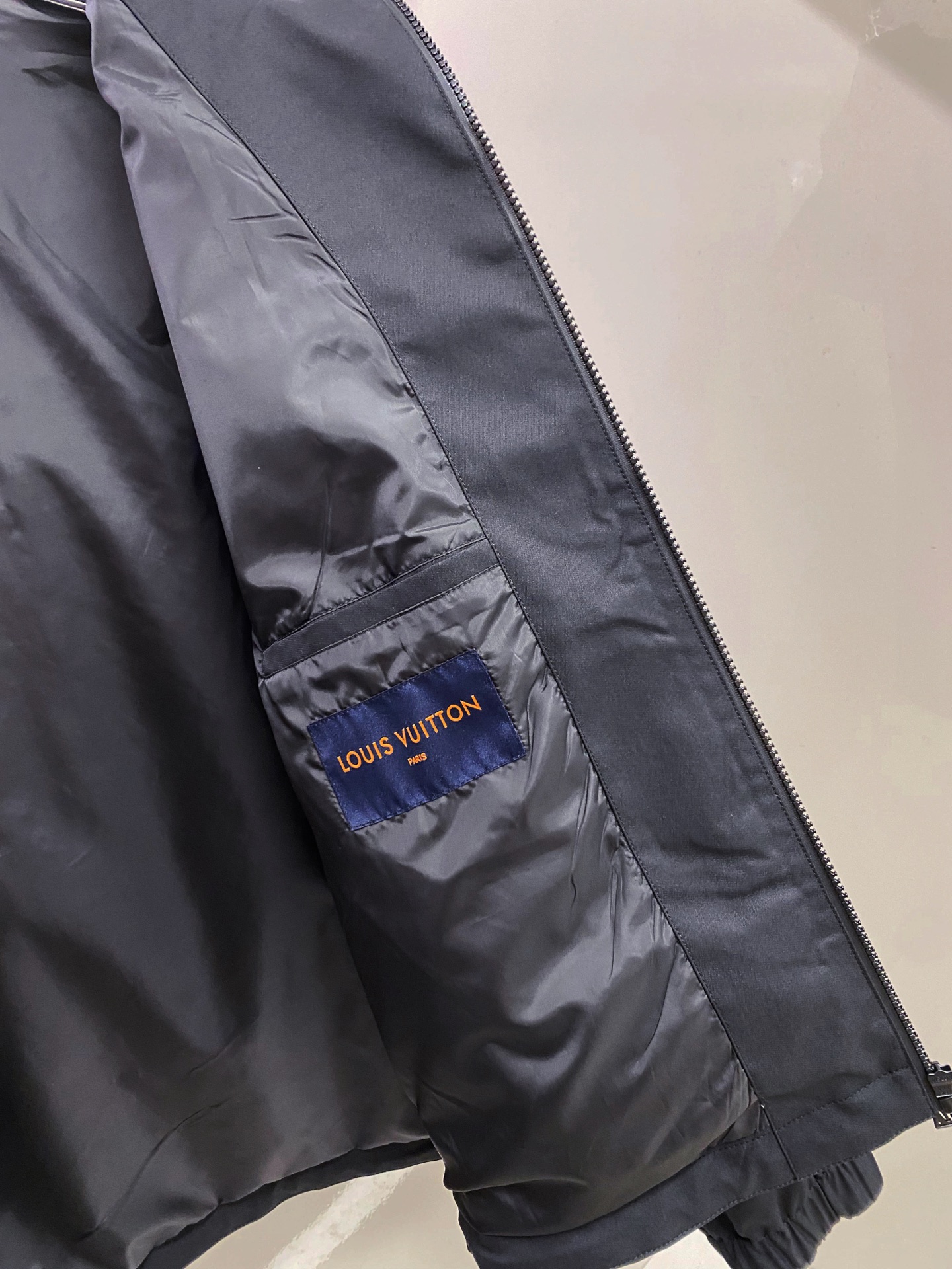 LV 2026ss春季新款夹克外套全高端版本！高定专柜面料辅料，透气舒适度高，细节无可挑剔，做工考究工艺