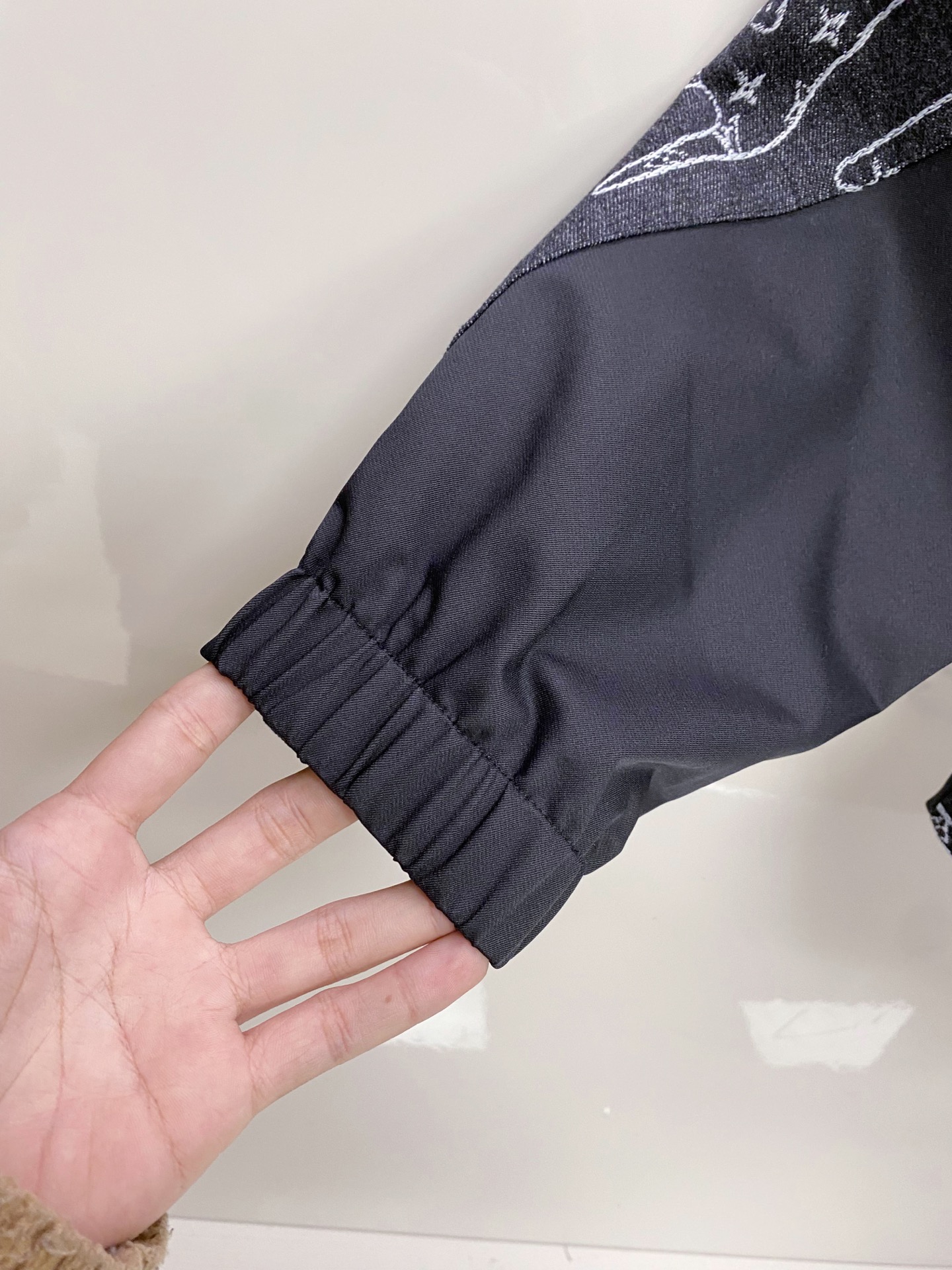 LV 2026ss春季新款夹克外套全高端版本！高定专柜面料辅料，透气舒适度高，细节无可挑剔，做工考究工艺