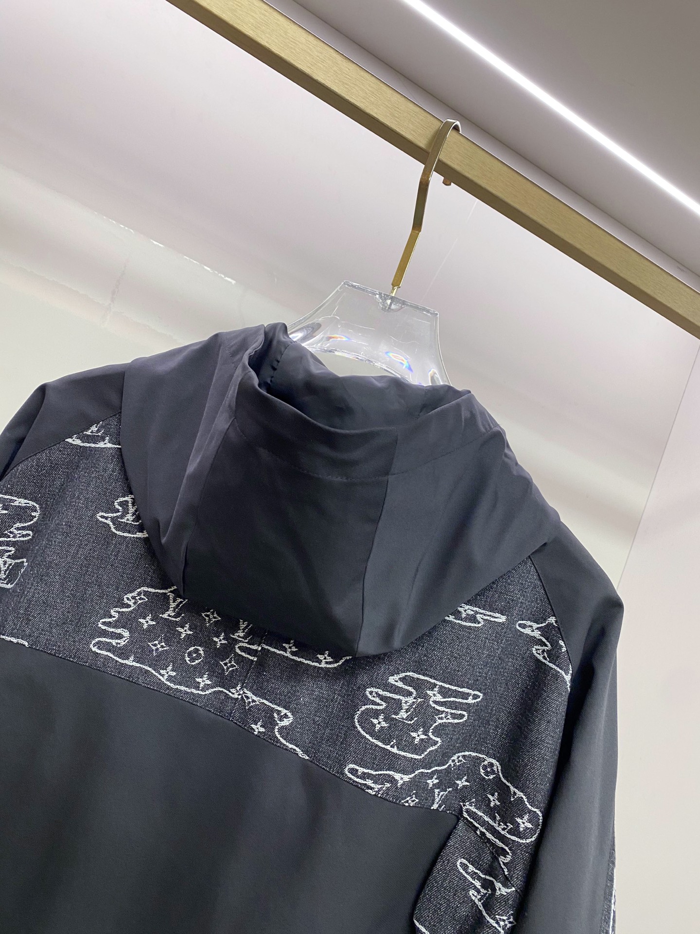 LV 2026ss春季新款夹克外套全高端版本！高定专柜面料辅料，透气舒适度高，细节无可挑剔，做工考究工艺