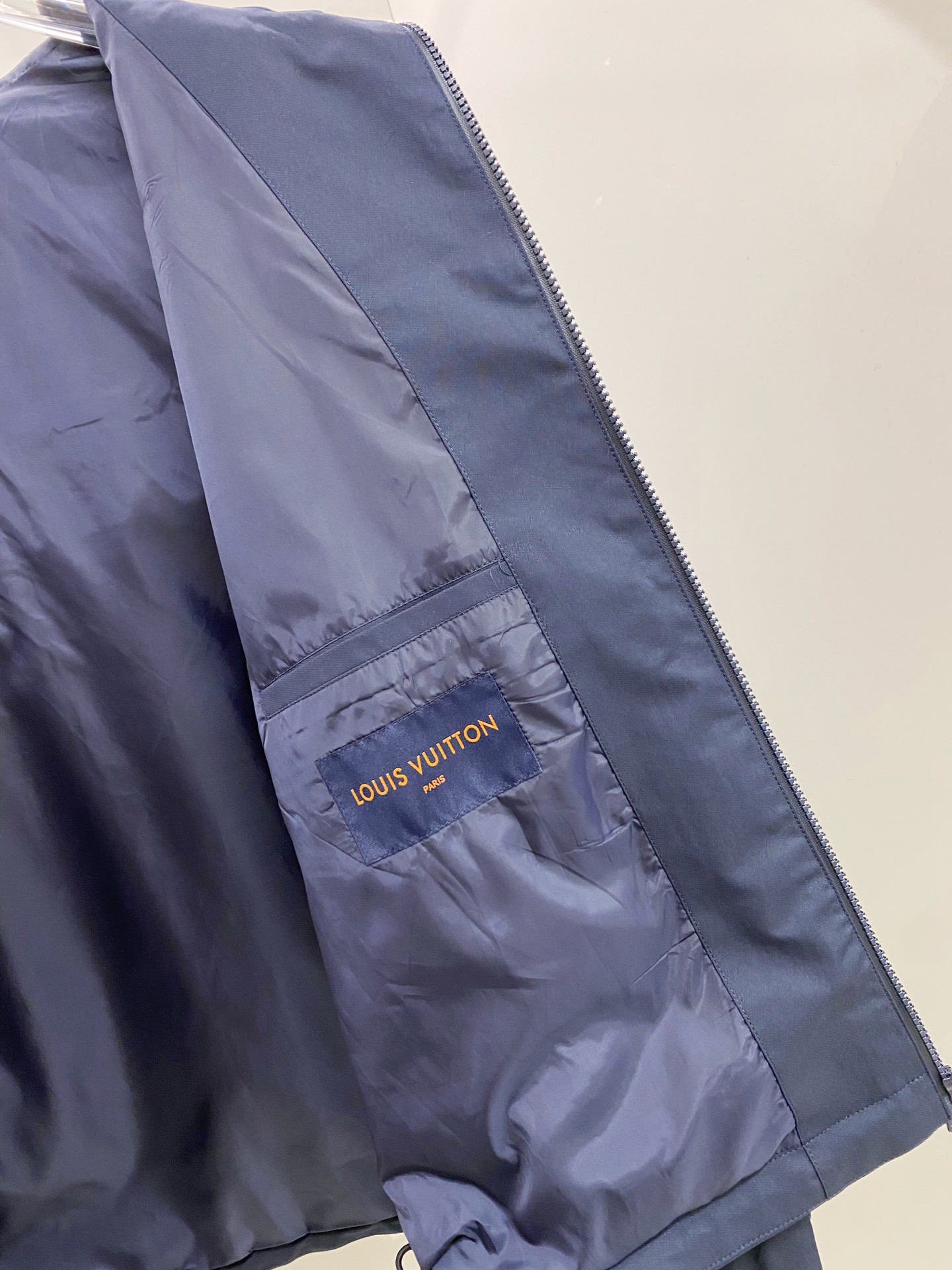 LV 2026ss春季新款夹克外套全高端版本！高定专柜面料辅料，透气舒适度高，细节无可挑剔，做工考究工艺