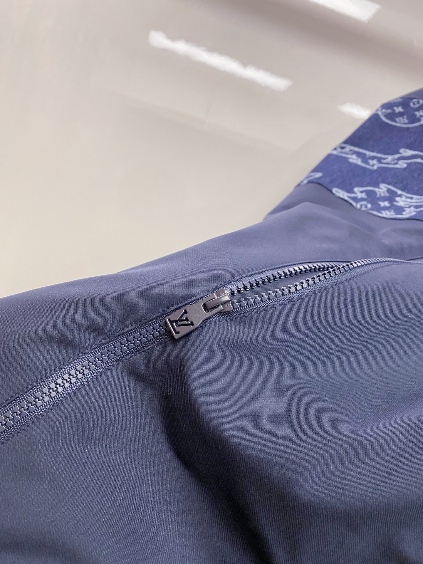 LV 2026ss春季新款夹克外套全高端版本！高定专柜面料辅料，透气舒适度高，细节无可挑剔，做工考究工艺