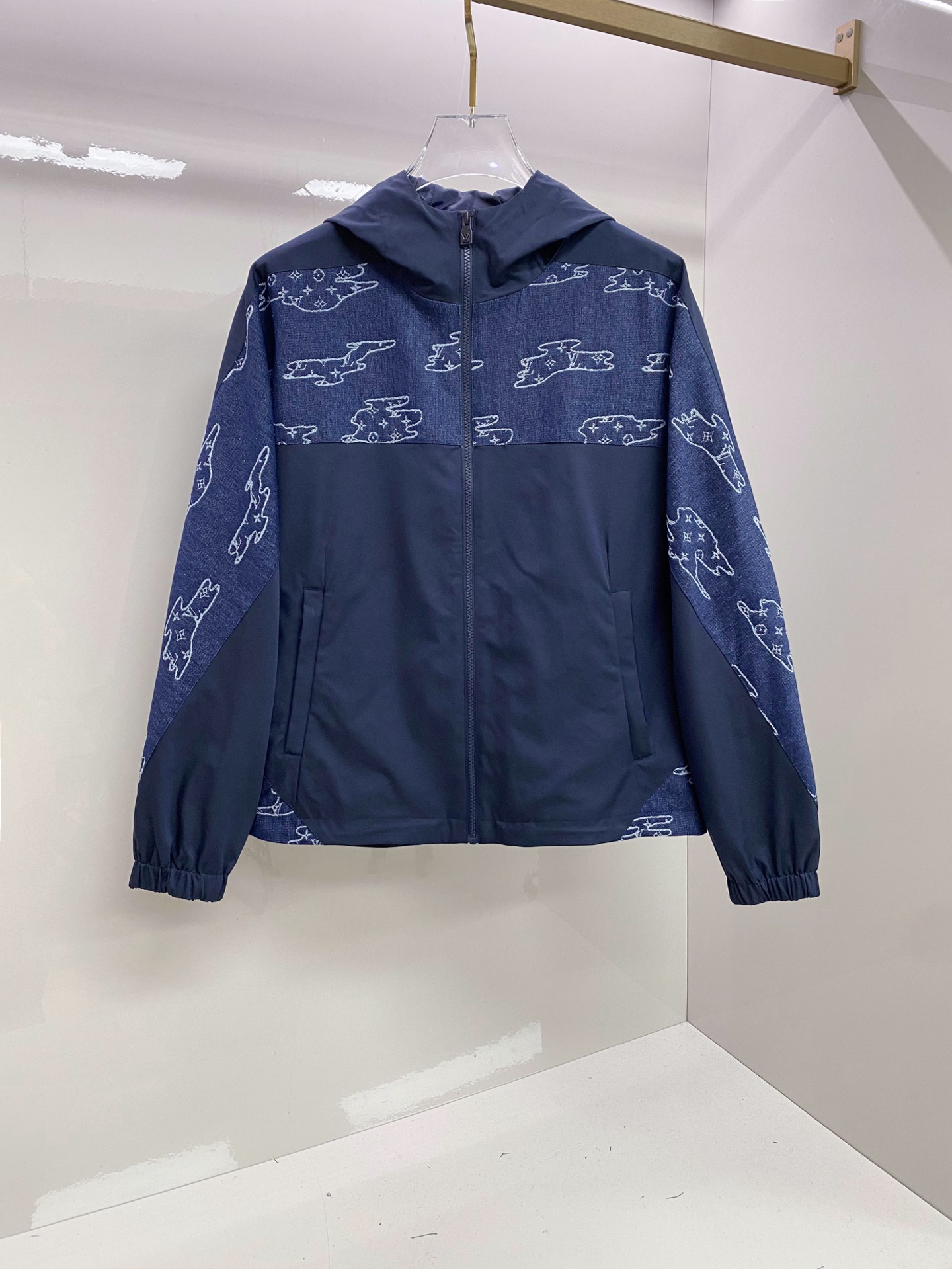 LV 2026ss春季新款夹克外套全高端版本！高定专柜面料辅料，透气舒适度高，细节无可挑剔，做工考究工艺