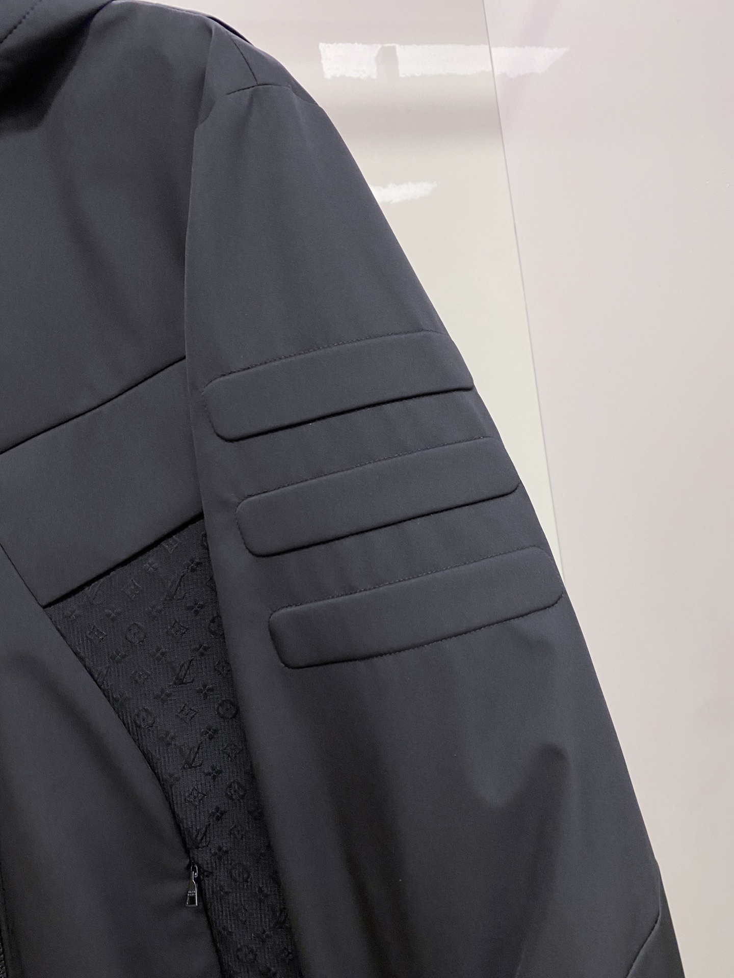 LV 2026ss春季新款夹克外套全高端版本！高定专柜面料辅料，透气舒适度高，细节无可挑剔，做工考究工艺