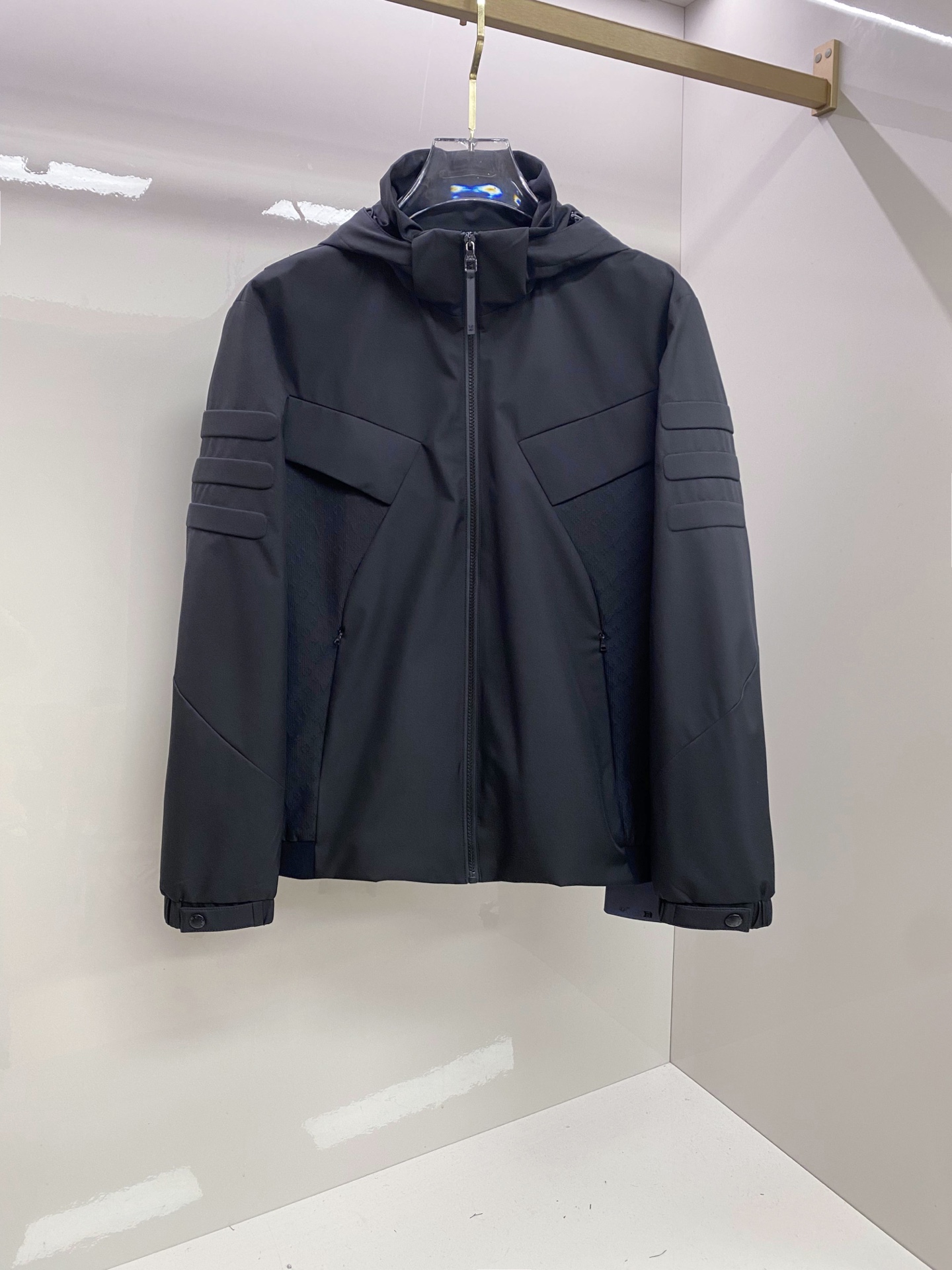 LV 2026ss春季新款夹克外套全高端版本！高定专柜面料辅料，透气舒适度高，细节无可挑剔，做工考究工艺