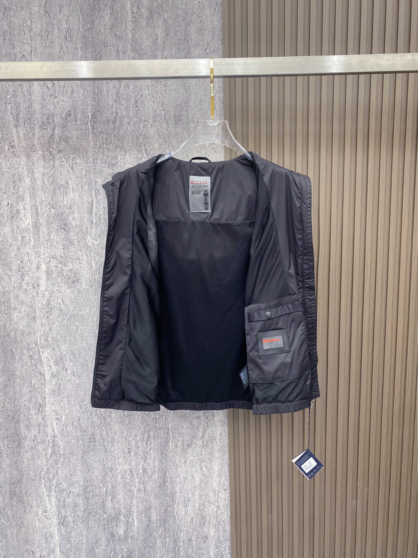 Prada 普拉达马甲 2026ss春季新款马甲夹克外套最新设计款 秀场新品‼品相非常完美，三标齐全色泽