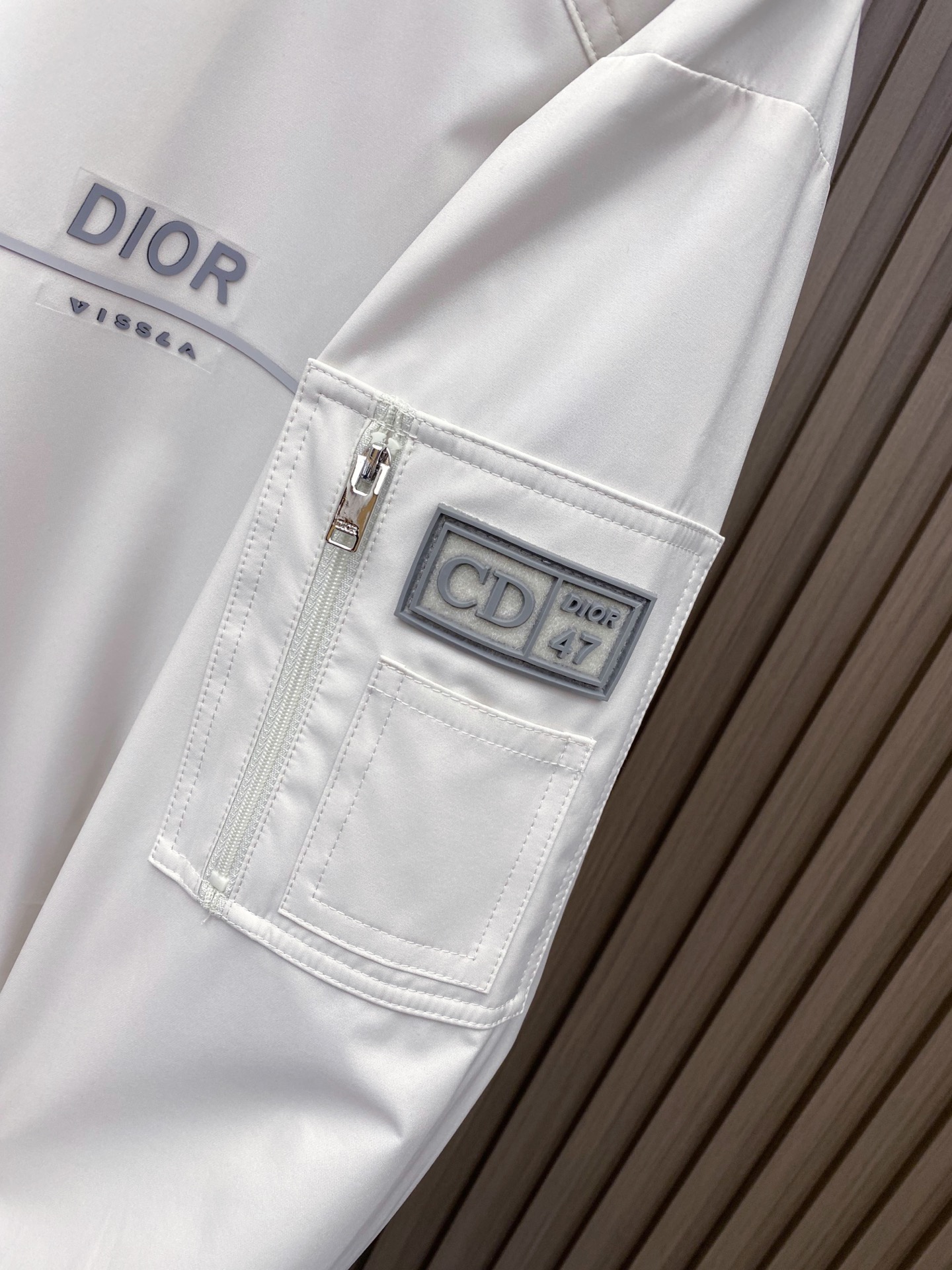 Dior 迪奥 2026ss春季新款连帽夹克外套全高端版本！高定专柜面料辅料，透气舒适度高，细节无可挑剔