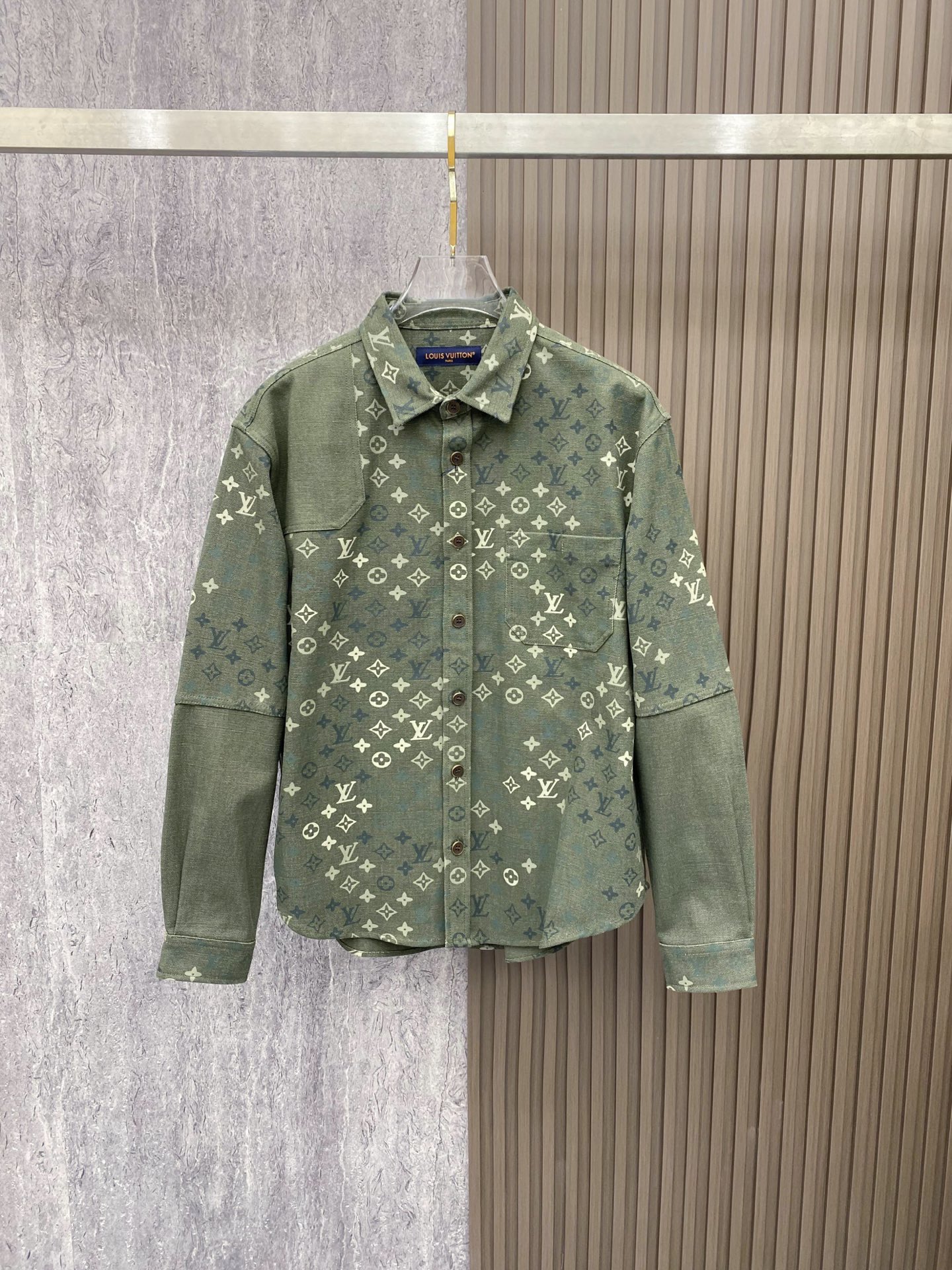 LV 2026ss春季新款夹克外套全高端版本！高定专柜面料辅料，透气舒适度高，细节无可挑剔，做工考究工艺