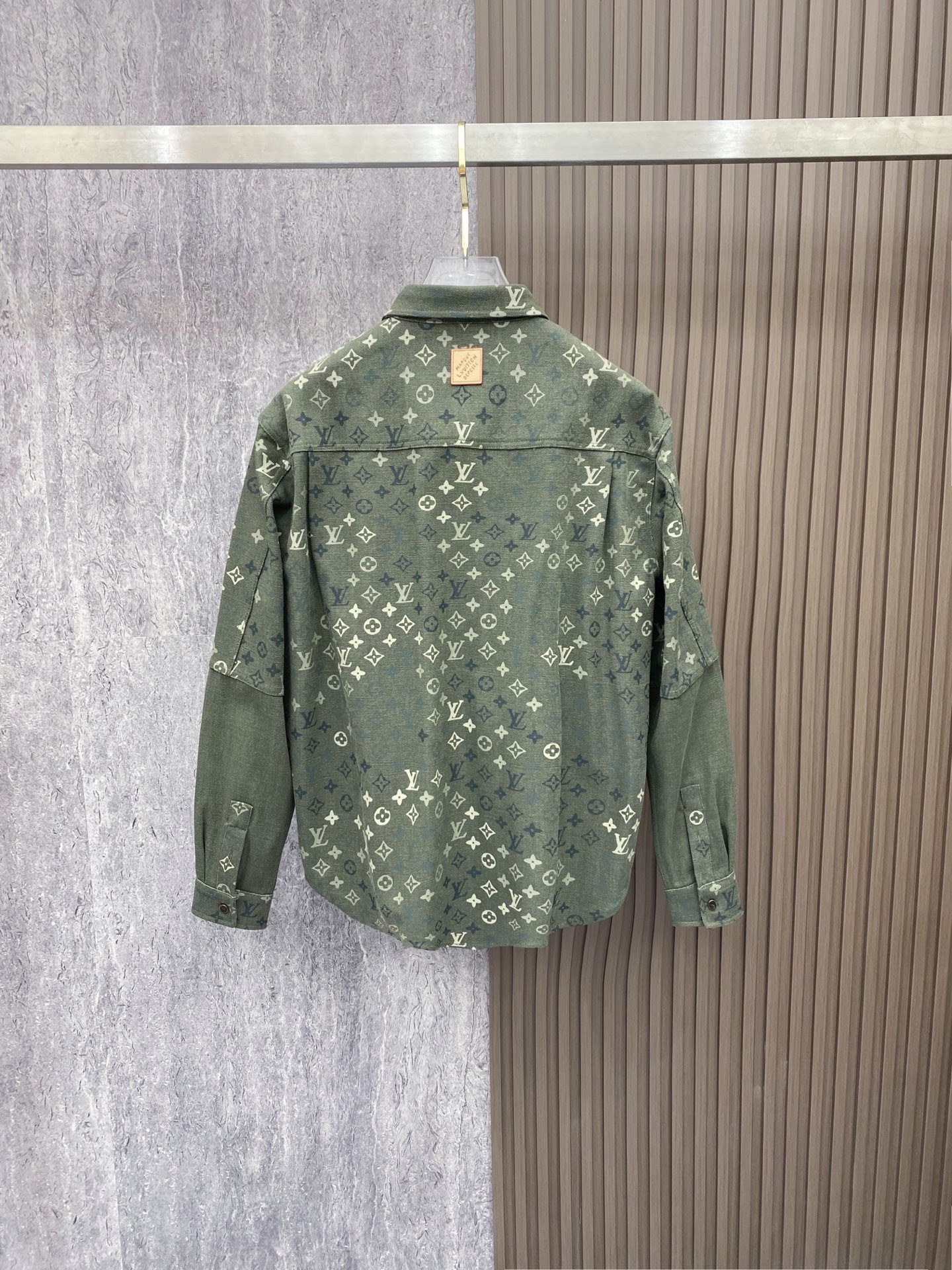 LV 2026ss春季新款夹克外套全高端版本！高定专柜面料辅料，透气舒适度高，细节无可挑剔，做工考究工艺