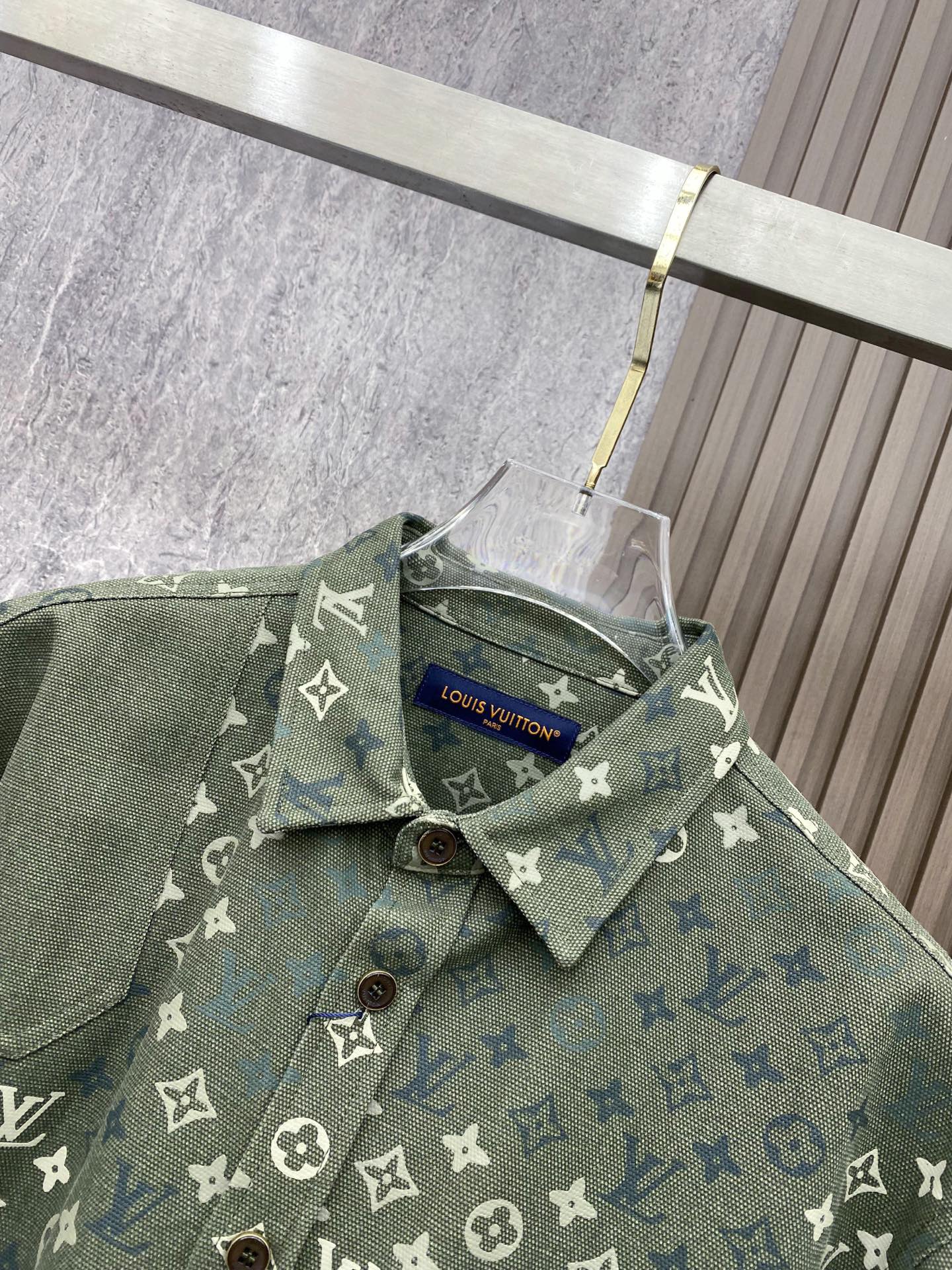 LV 2026ss春季新款夹克外套全高端版本！高定专柜面料辅料，透气舒适度高，细节无可挑剔，做工考究工艺