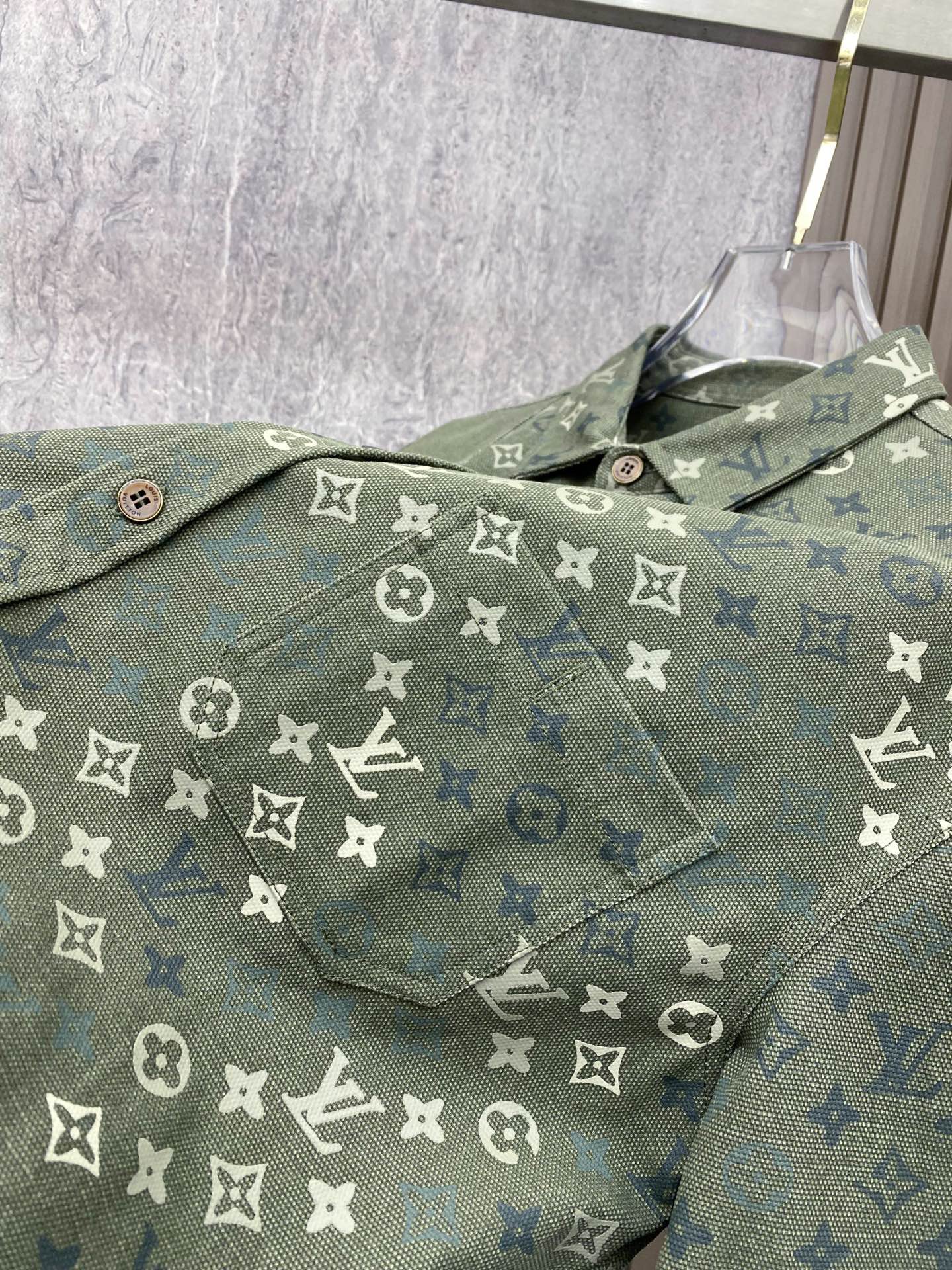 LV 2026ss春季新款夹克外套全高端版本！高定专柜面料辅料，透气舒适度高，细节无可挑剔，做工考究工艺