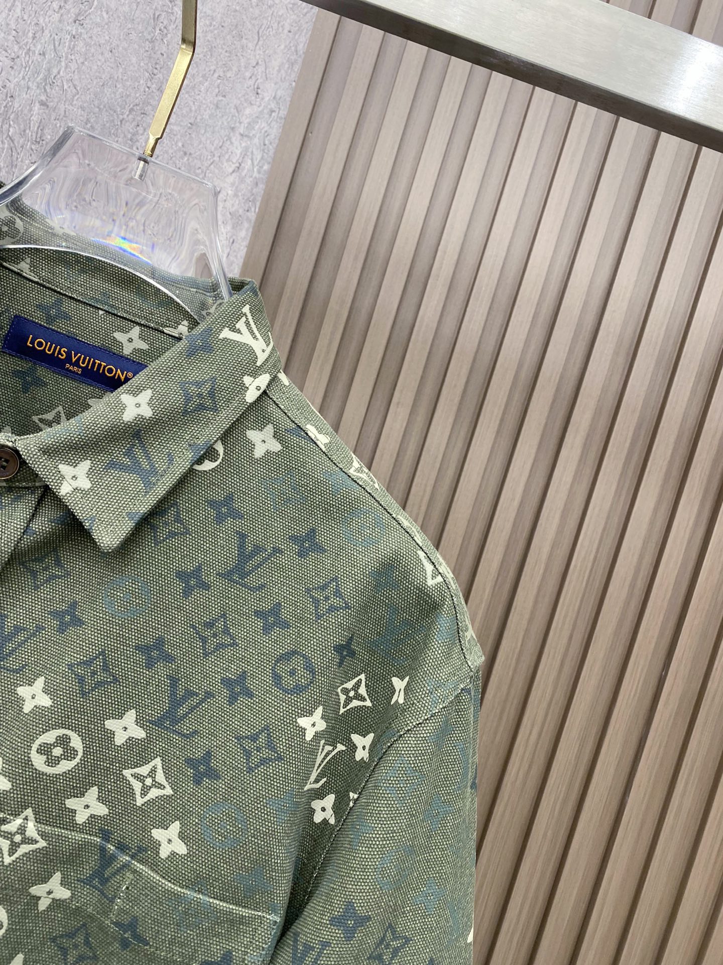 LV 2026ss春季新款夹克外套全高端版本！高定专柜面料辅料，透气舒适度高，细节无可挑剔，做工考究工艺