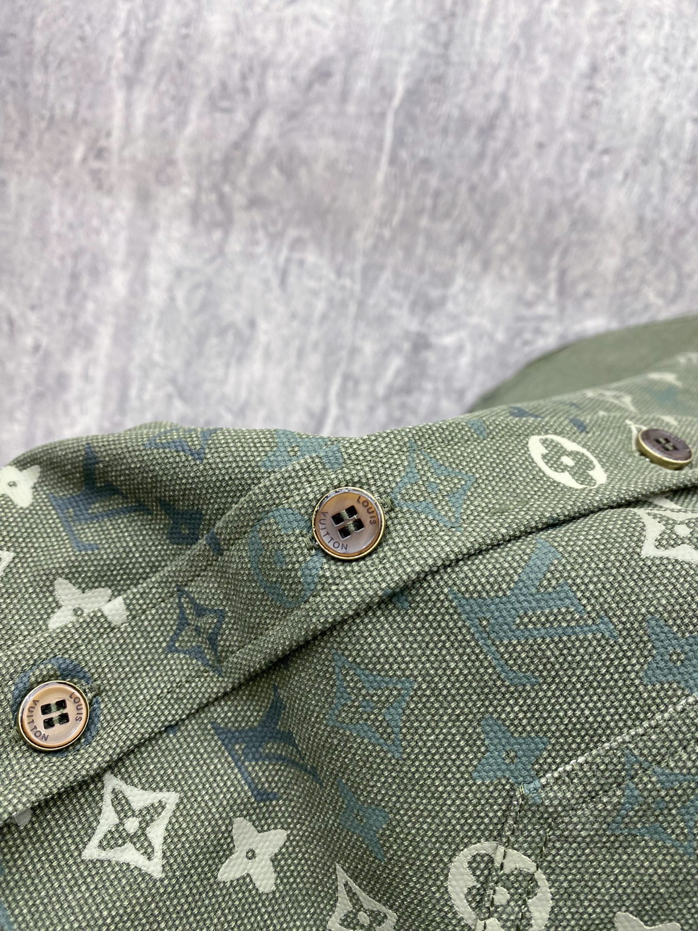 LV 2026ss春季新款夹克外套全高端版本！高定专柜面料辅料，透气舒适度高，细节无可挑剔，做工考究工艺