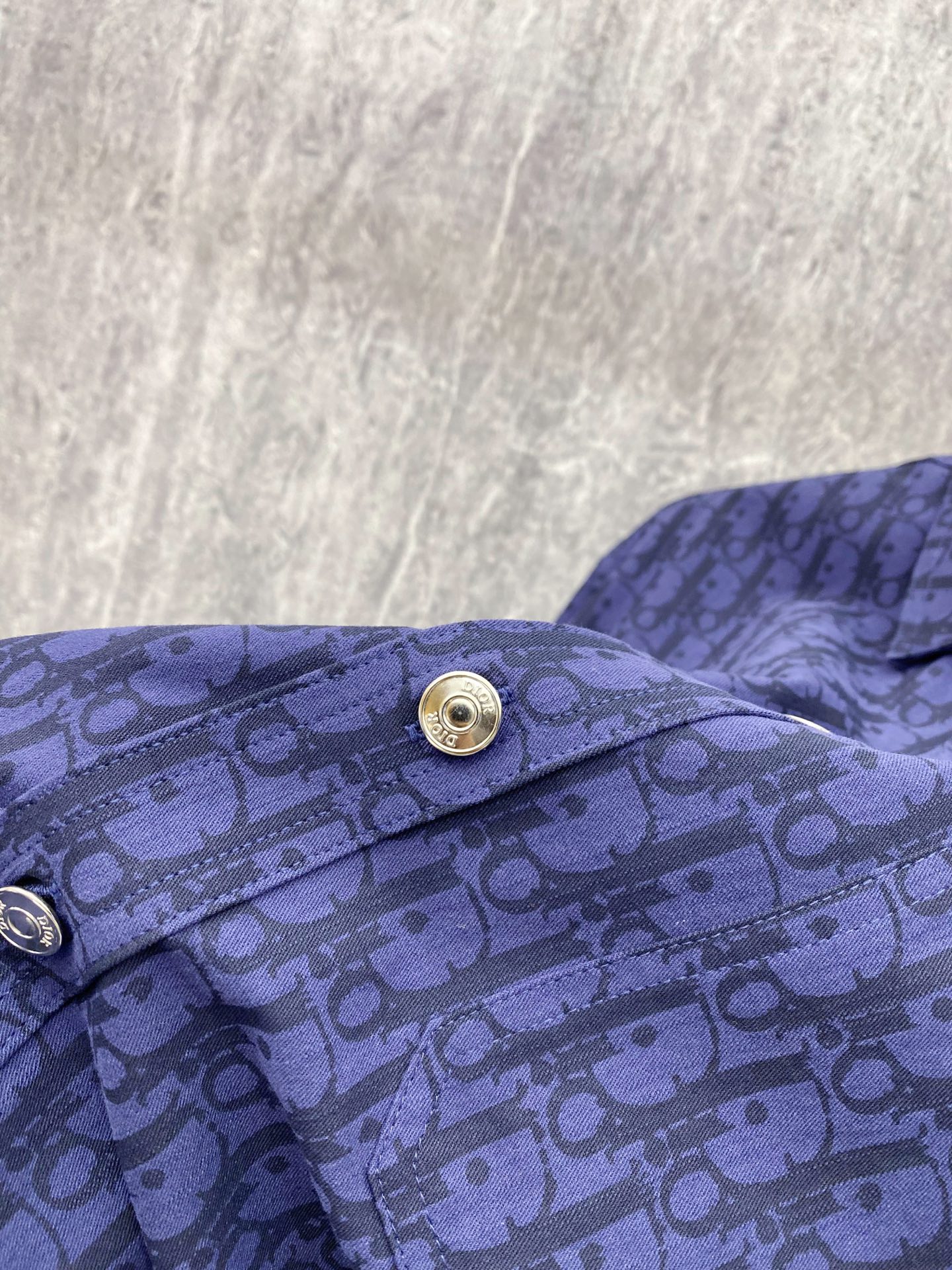 Dior 迪奥 CD 2026ss春季新款衬衫 全身logo老花满印牛仔衬衫 定制水洗面料 超高工艺的拔