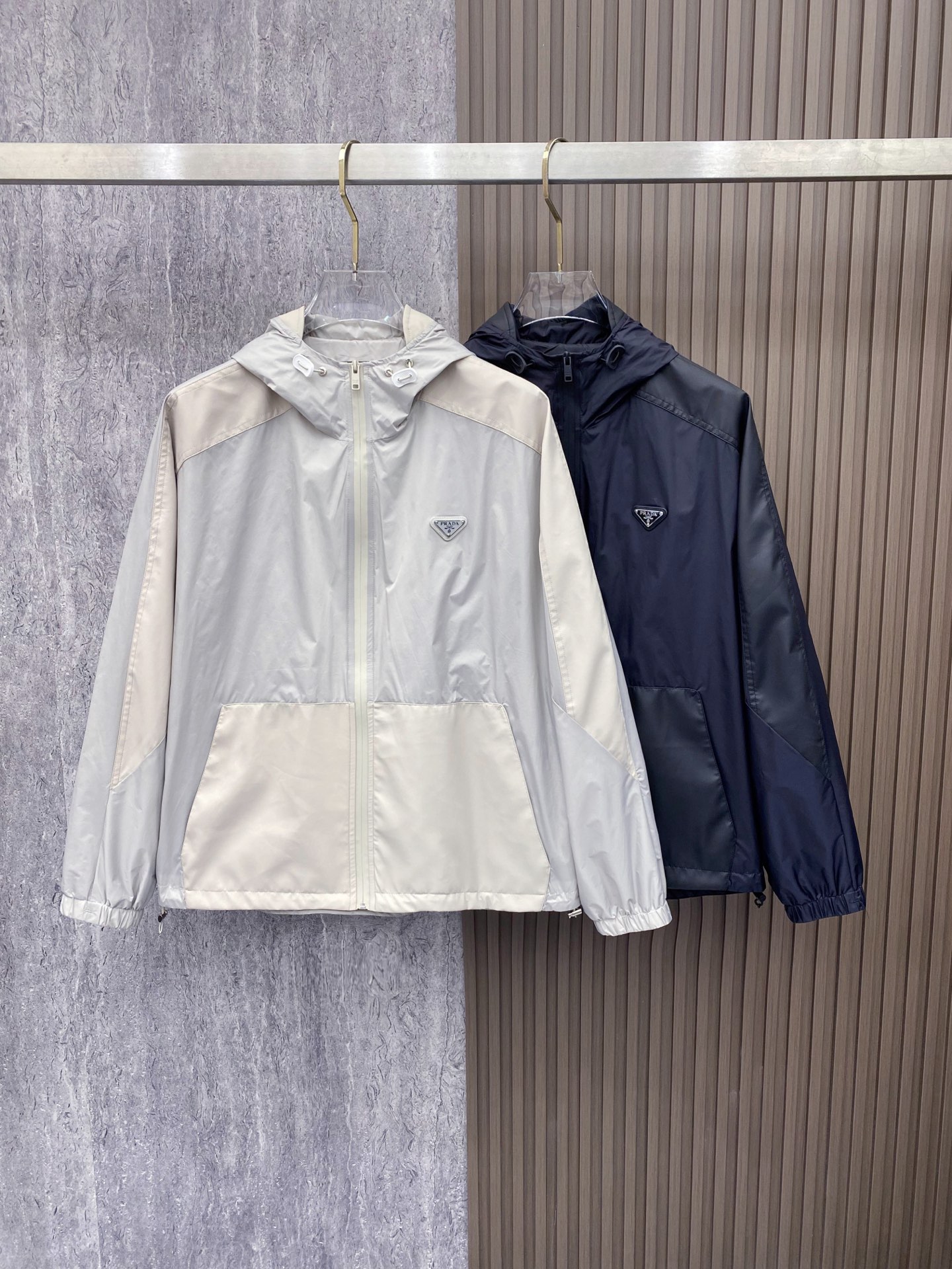 Prada 普拉达 2026ss春季新款连帽夹克外套全高端版本！高定专柜面料辅料，透气舒适度高，细节无可