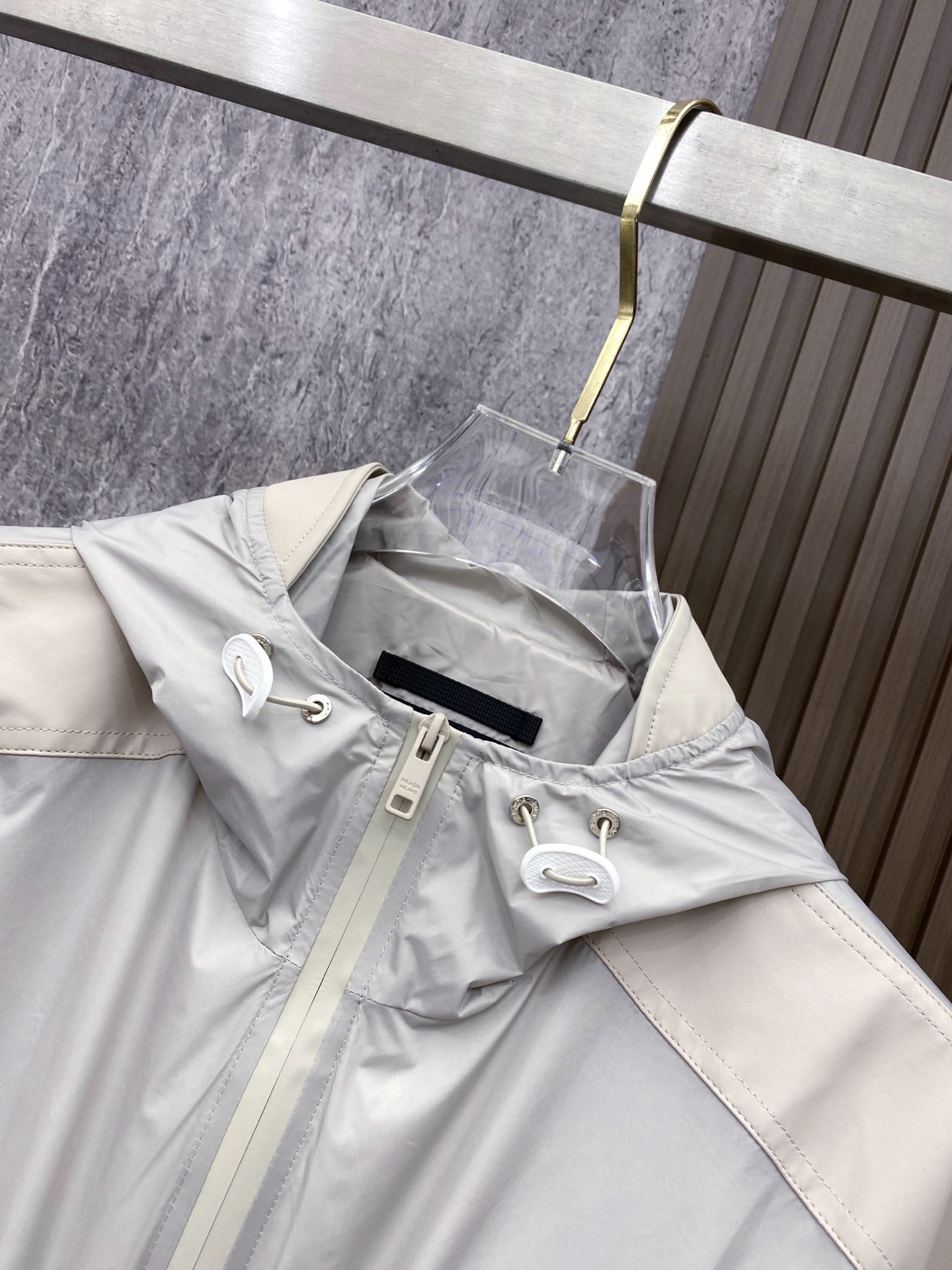 Prada 普拉达 2026ss春季新款连帽夹克外套全高端版本！高定专柜面料辅料，透气舒适度高，细节无可