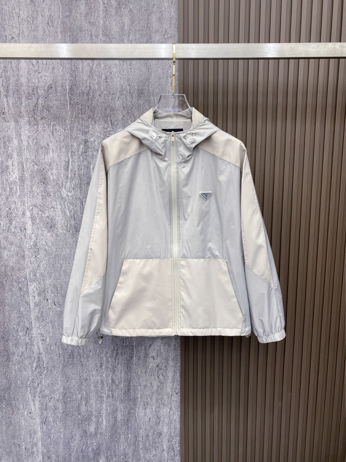 Prada 普拉达 2026ss春季新款连帽夹克外套全高端版本！高定专柜面料辅料，透气舒适度高，细节无可