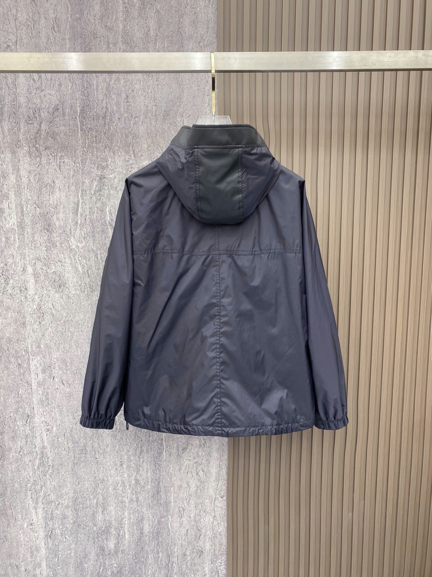 Prada 普拉达 2026ss春季新款连帽夹克外套全高端版本！高定专柜面料辅料，透气舒适度高，细节无可
