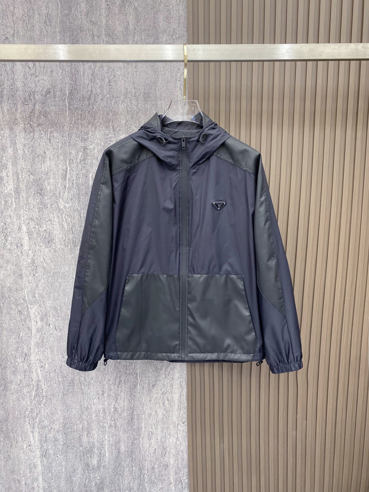 Prada 普拉达 2026ss春季新款连帽夹克外套全高端版本！高定专柜面料辅料，透气舒适度高，细节无可