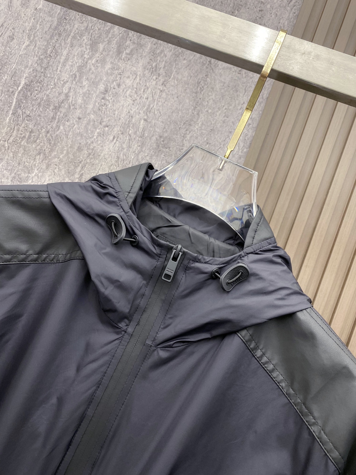 Prada 普拉达 2026ss春季新款连帽夹克外套全高端版本！高定专柜面料辅料，透气舒适度高，细节无可
