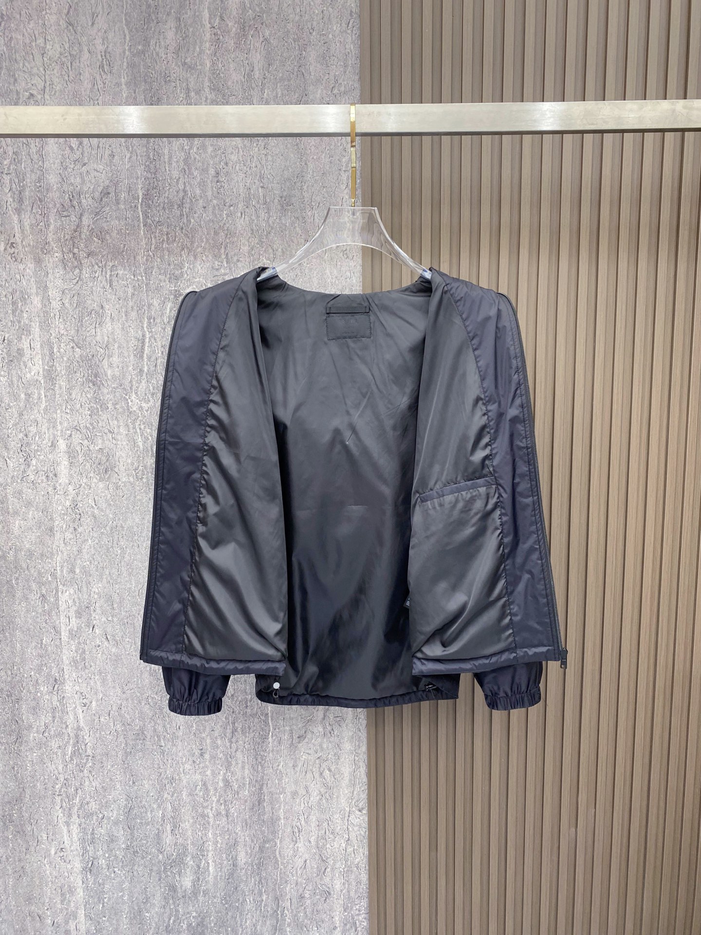 Prada 普拉达 2026ss春季新款连帽夹克外套全高端版本！高定专柜面料辅料，透气舒适度高，细节无可