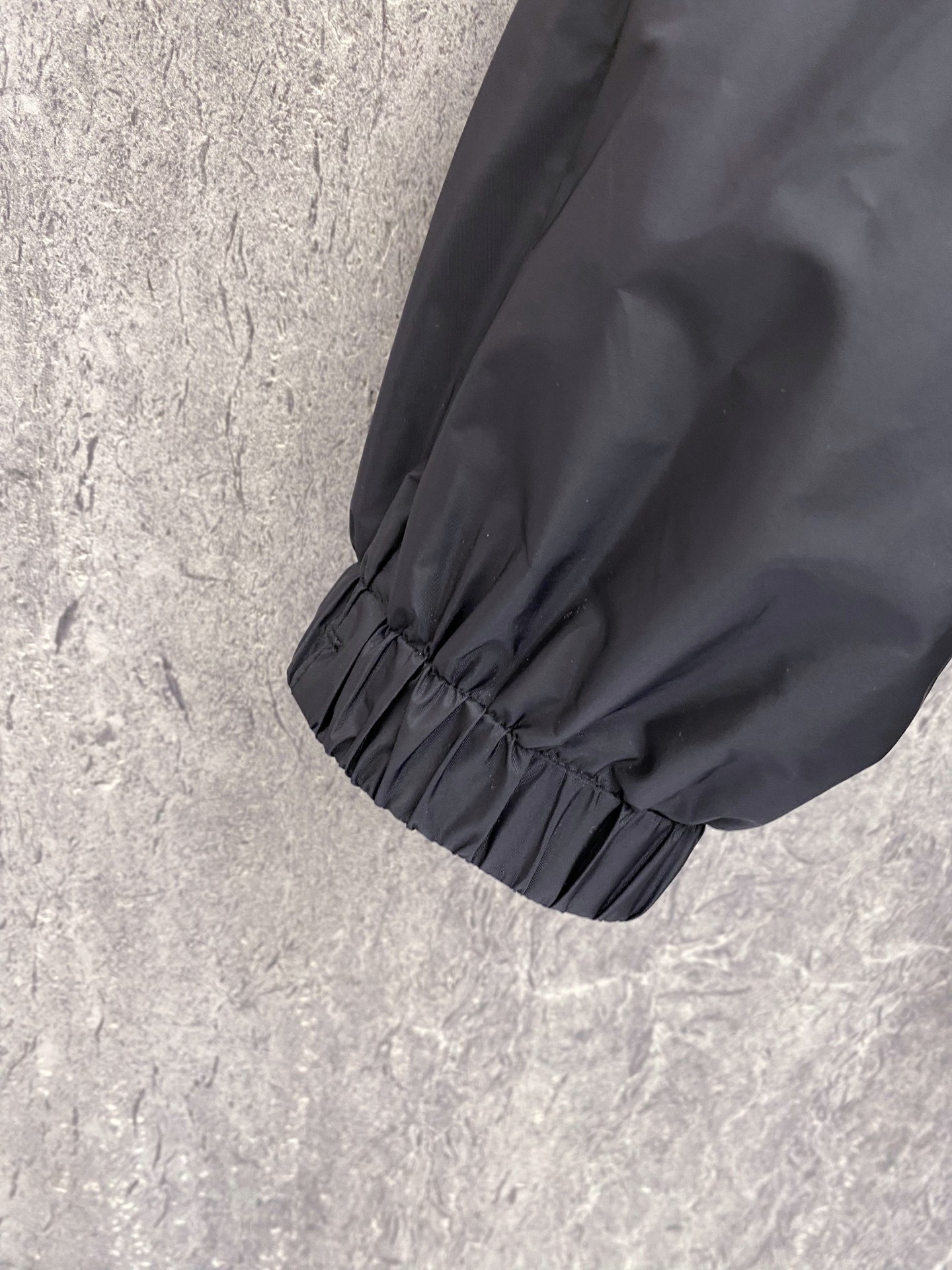 Prada 普拉达 2026ss春季新款连帽夹克外套全高端版本！高定专柜面料辅料，透气舒适度高，细节无可