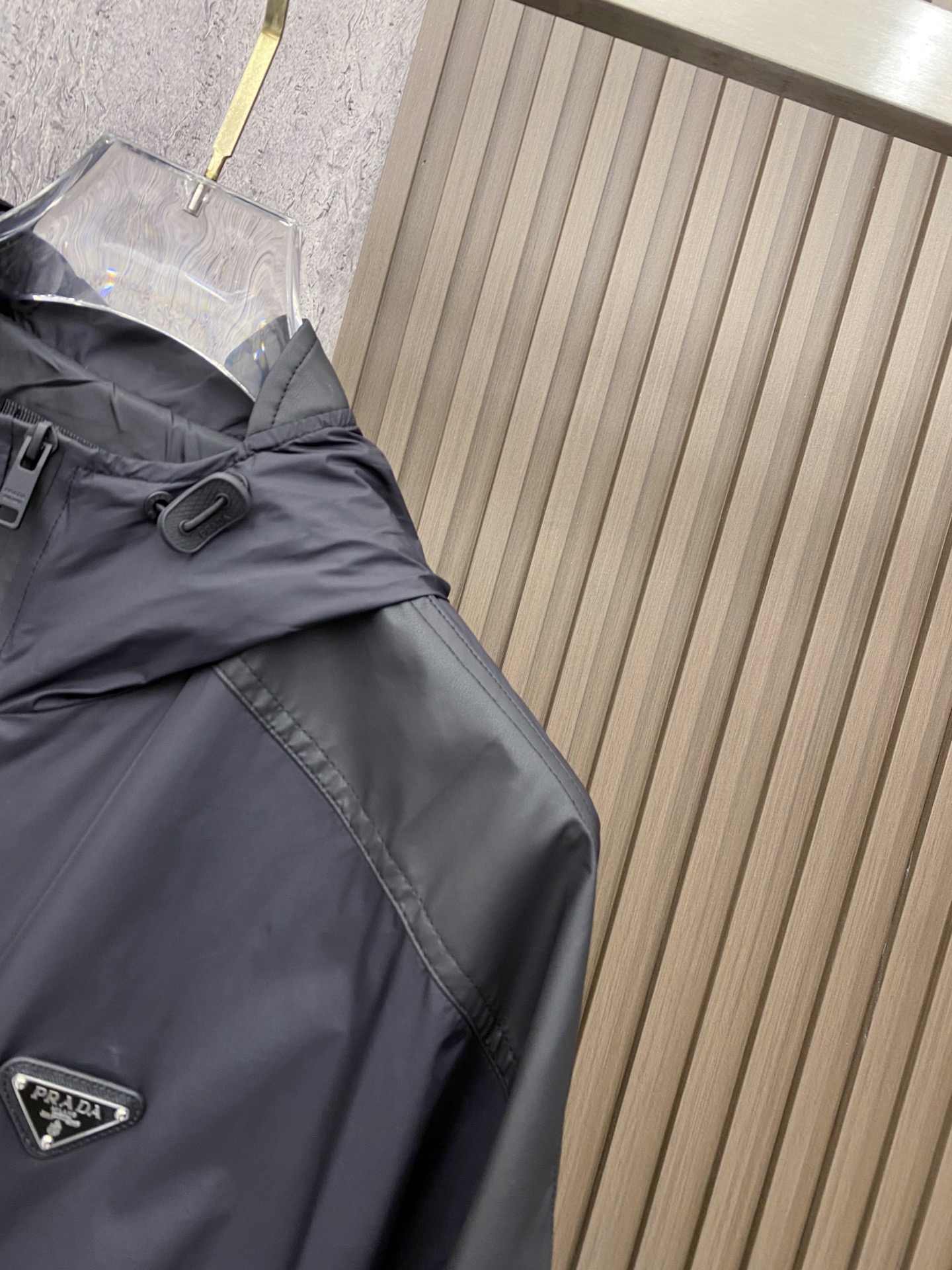 Prada 普拉达 2026ss春季新款连帽夹克外套全高端版本！高定专柜面料辅料，透气舒适度高，细节无可