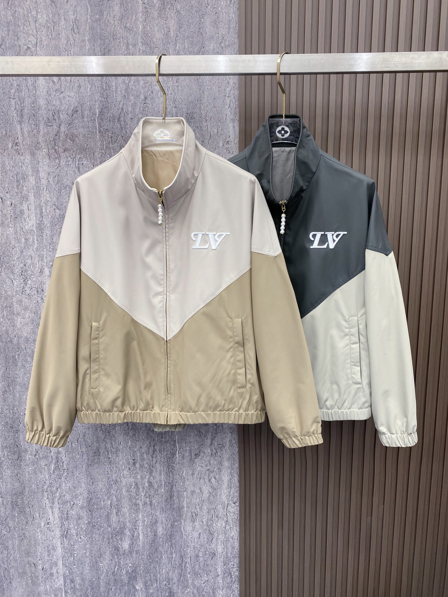 LV 2026ss春季新款立领夹克外套全高端版本！高定专柜面料辅料，透气舒适度高，细节无可挑剔，做工考究