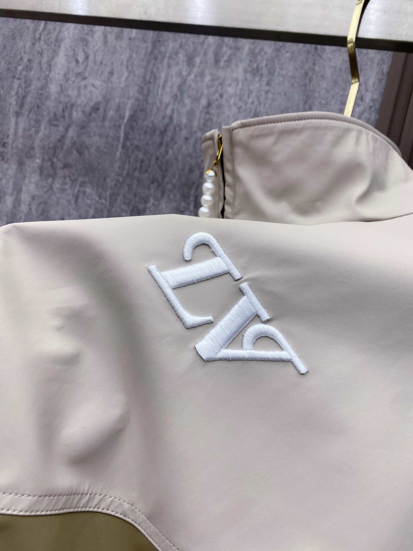 LV 2026ss春季新款立领夹克外套全高端版本！高定专柜面料辅料，透气舒适度高，细节无可挑剔，做工考究