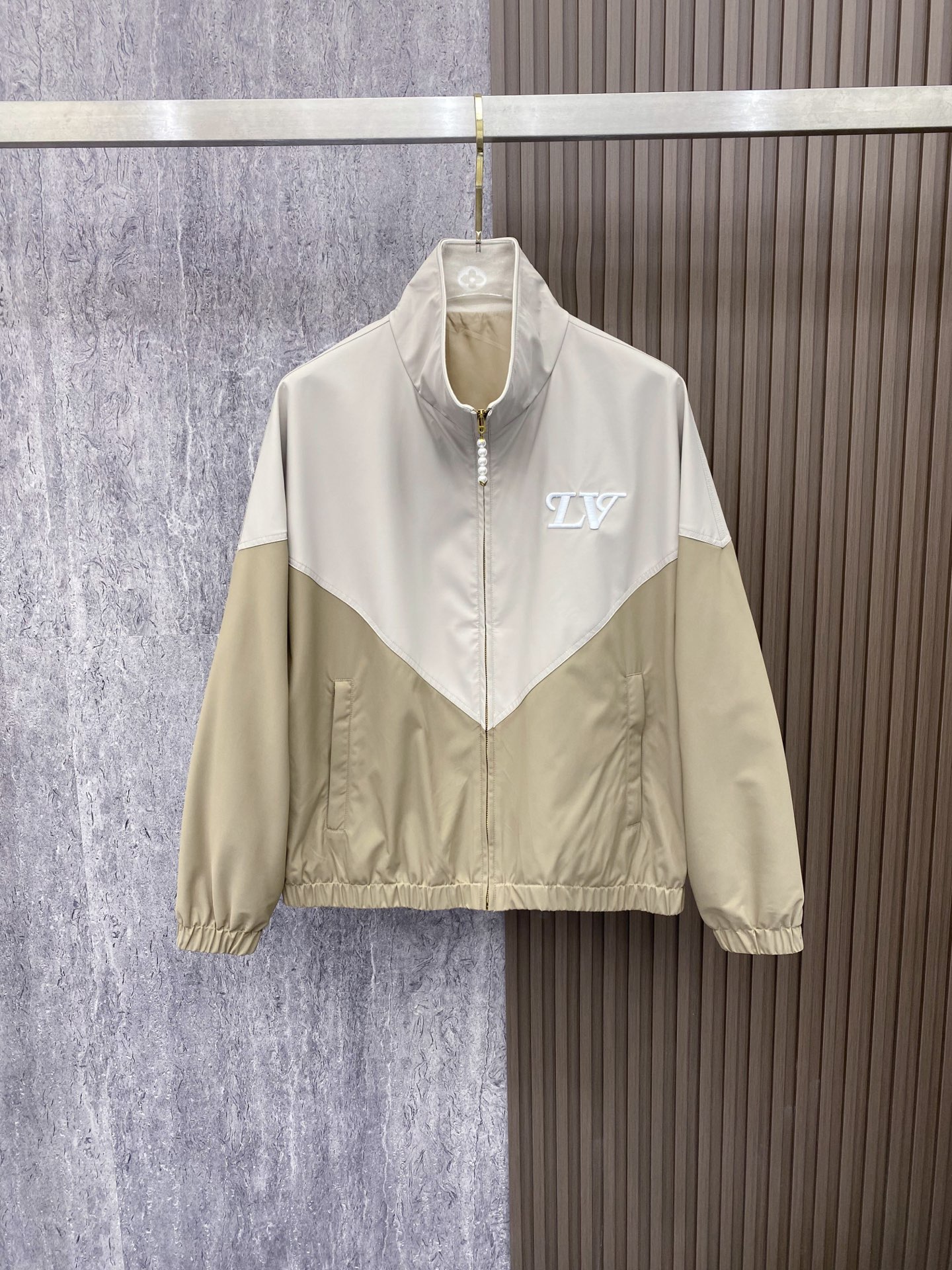 LV 2026ss春季新款立领夹克外套全高端版本！高定专柜面料辅料，透气舒适度高，细节无可挑剔，做工考究