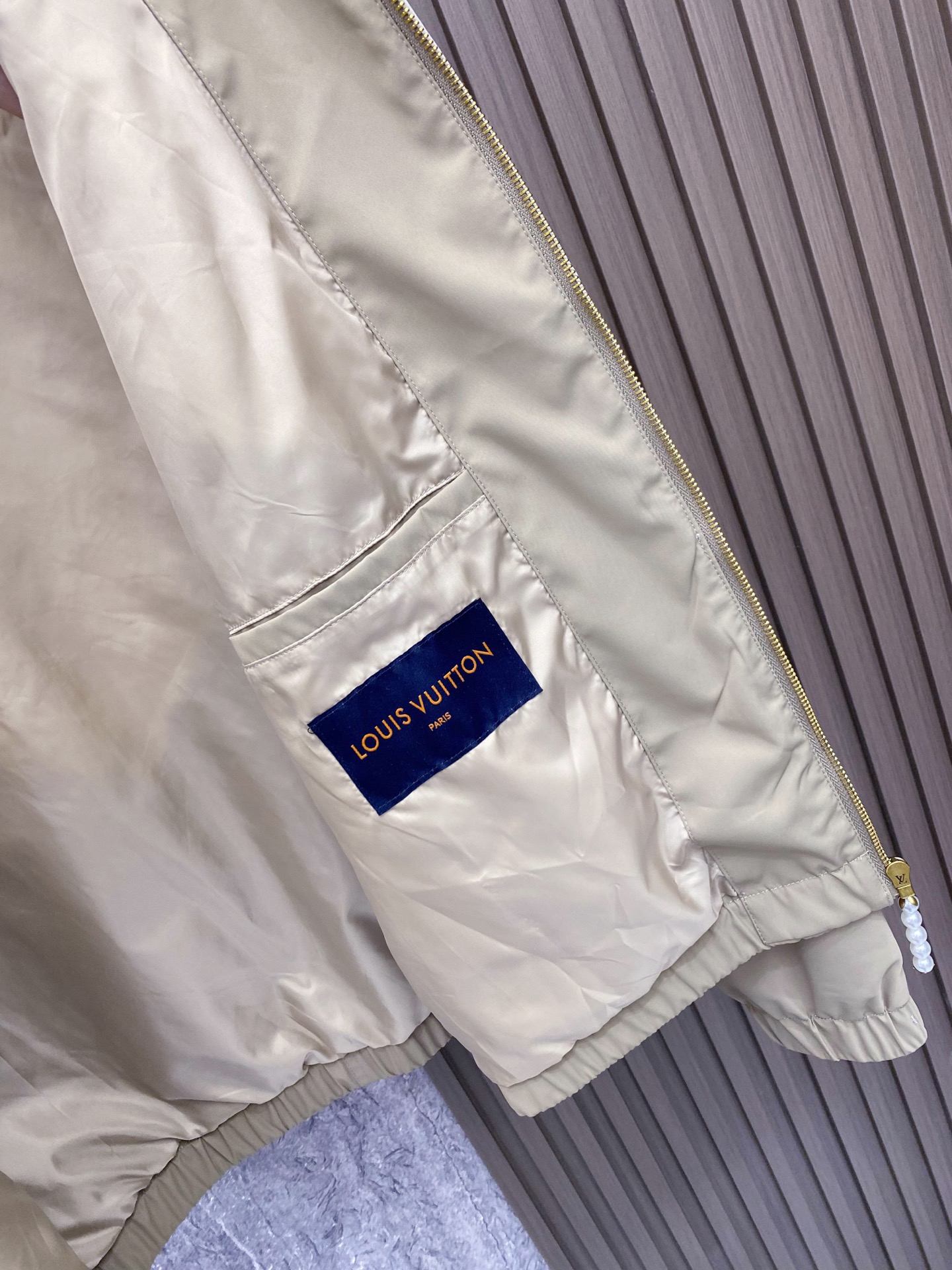 LV 2026ss春季新款立领夹克外套全高端版本！高定专柜面料辅料，透气舒适度高，细节无可挑剔，做工考究